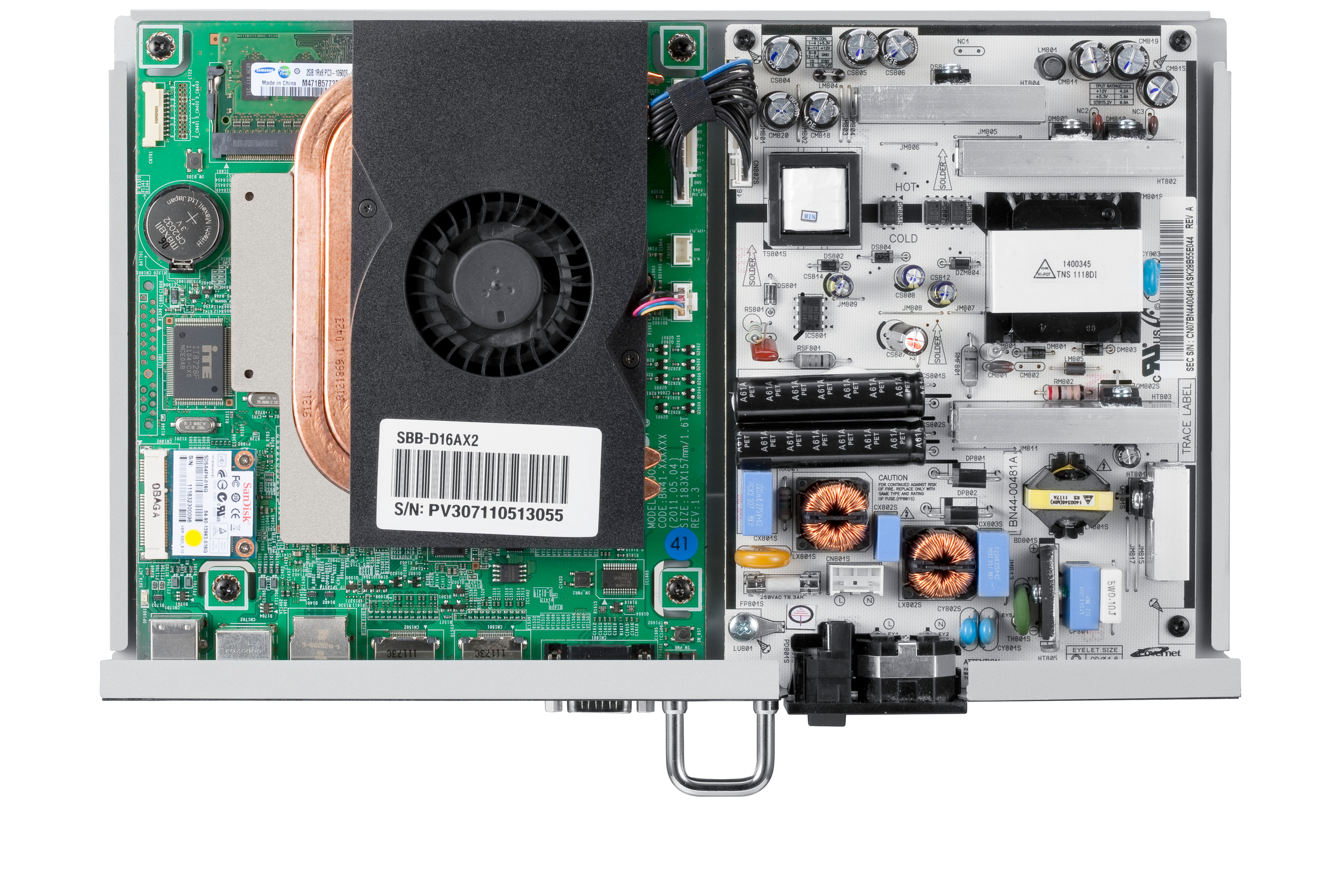 Un computer aperto che mostra i suoi componenti interni, tra cui una ventola, chip e porte.