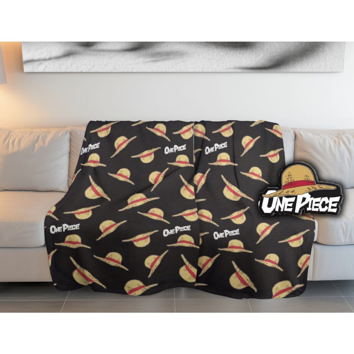 Schwarze Decke mit One Piece Hüten auf weißem Sofa. Ein One Piece Logo ist drauf.