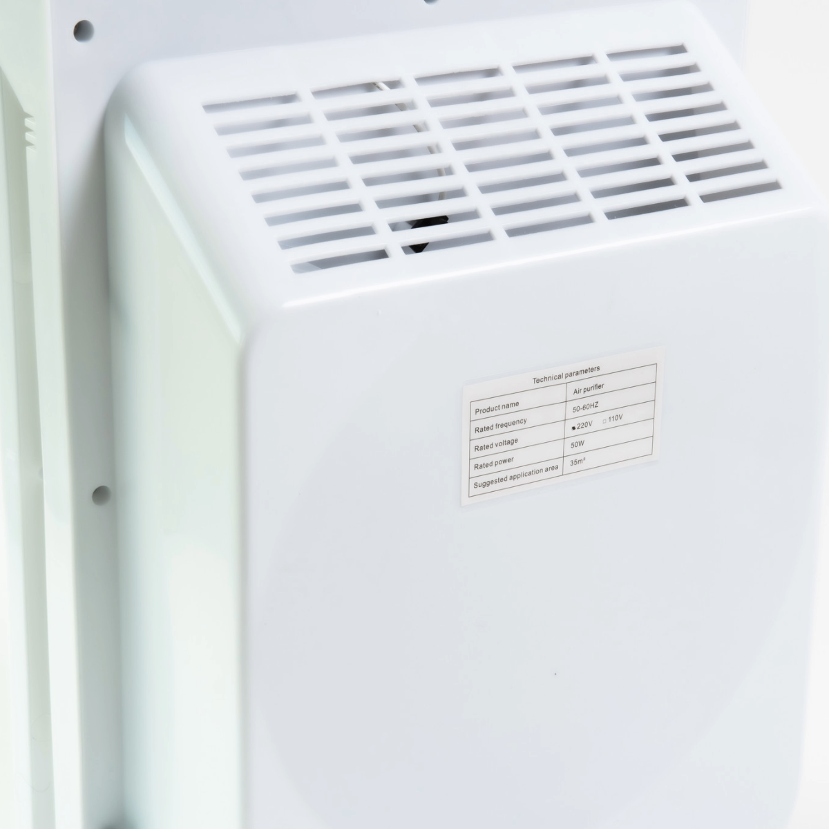 Primo piano di un purificatore d'aria bianco. I parametri tecnici sono elencati sul lato. Sfondo bianco.