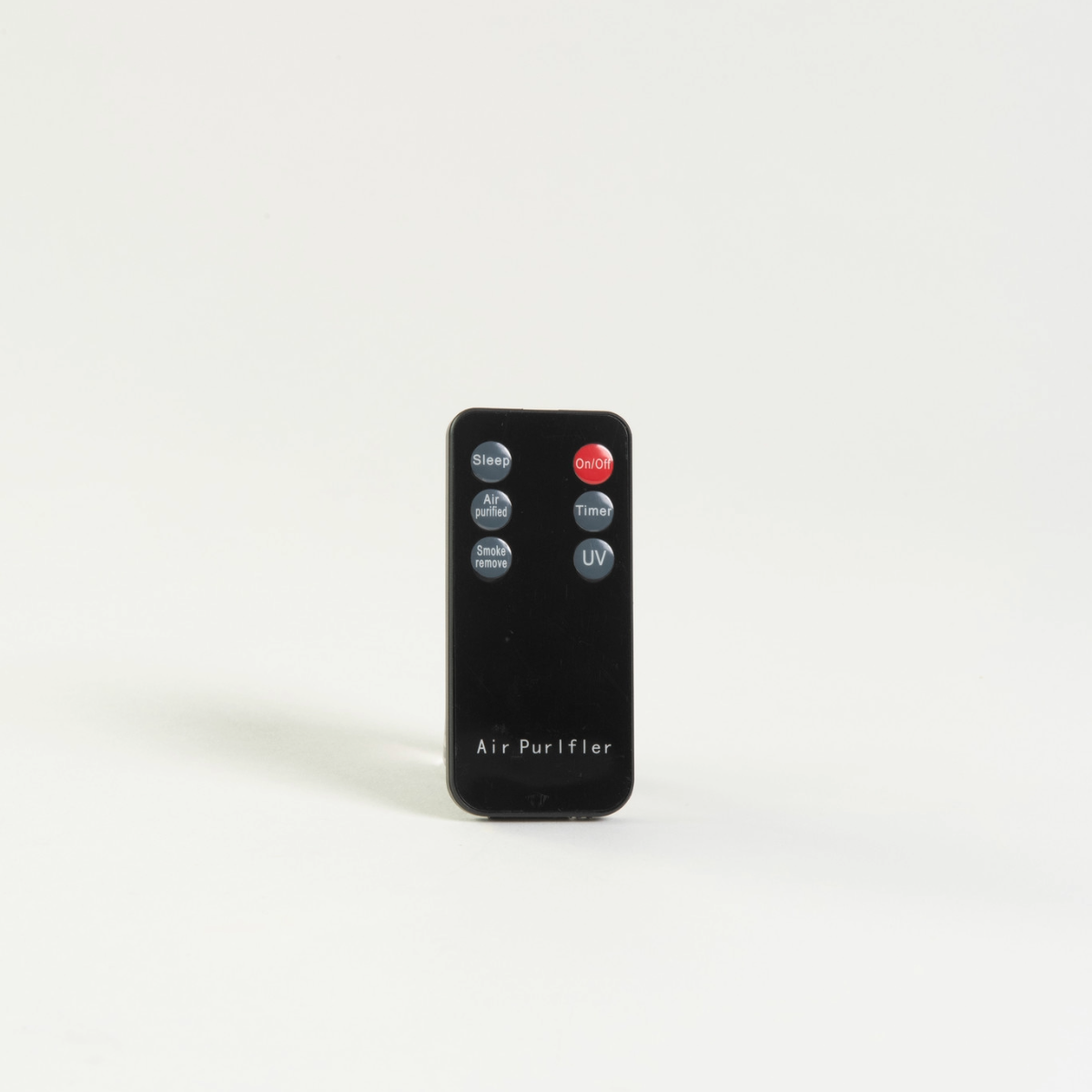 Un telecomando nero con pulsanti per sleep, air purify, smoke remove, timer, UV e on/off.