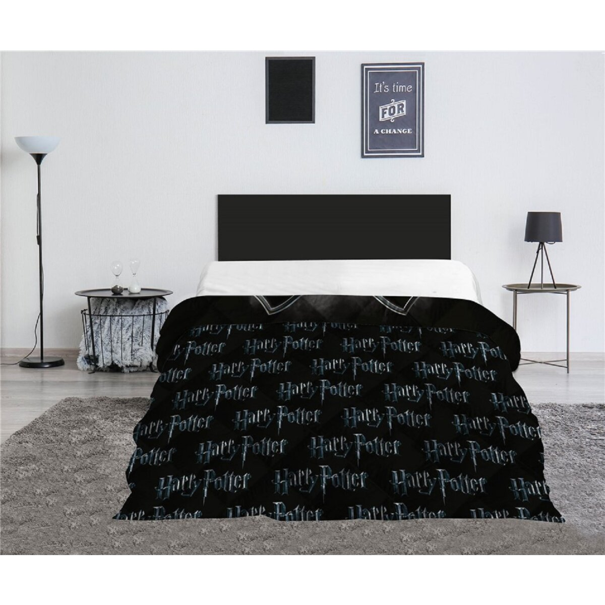 Hogwarts-Tagesdecke, schwarz. Bett mit weißen Laken, schwarzes Kopfteil. Grauer Teppich, weiße Wand.