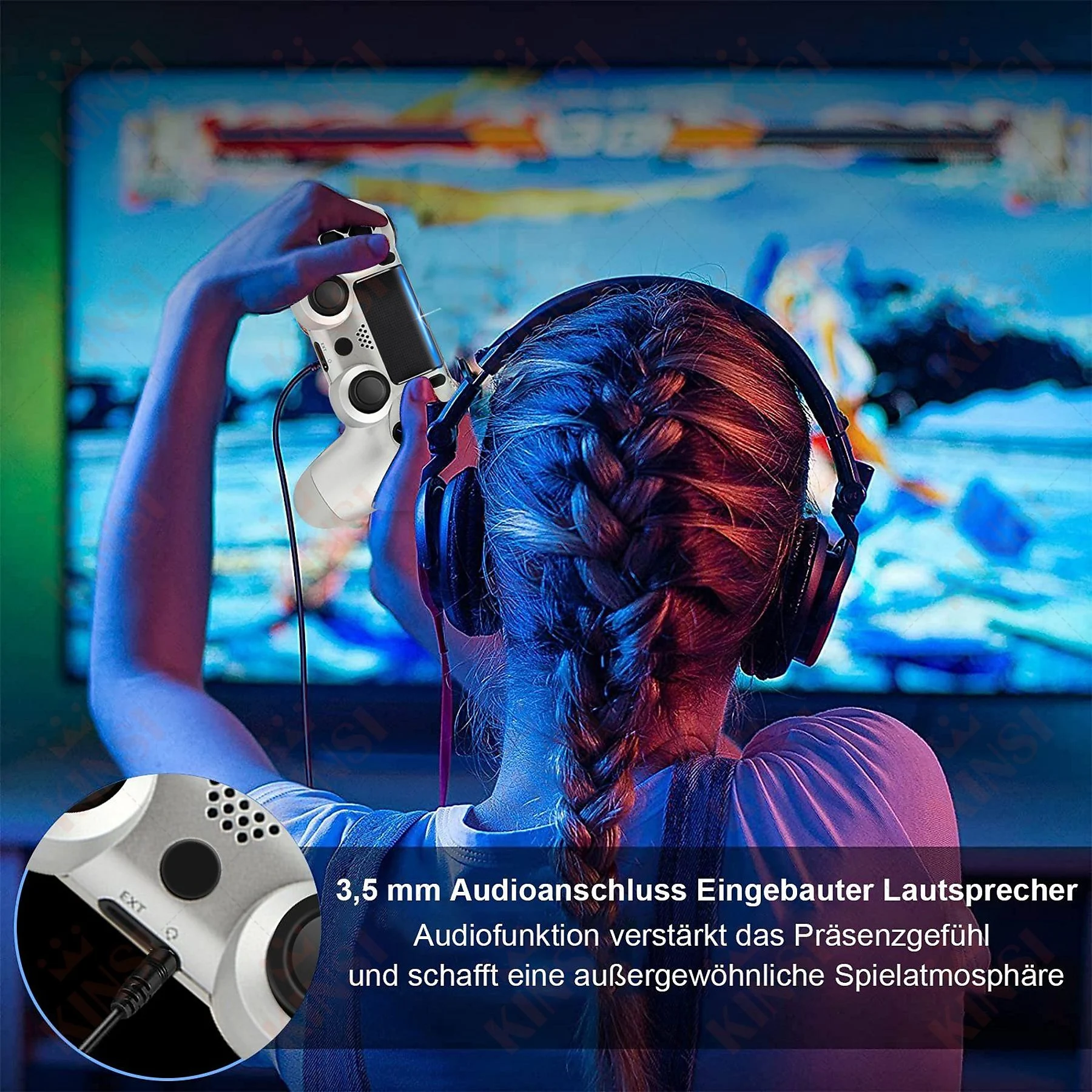 Person mit Kopfhörern und einem weißen Gamecontroller, die ein Spiel spielt.