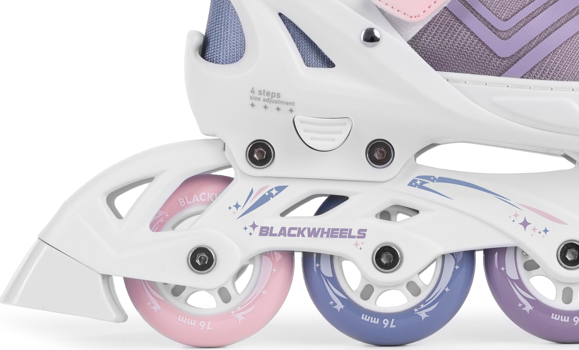 Nahaufnahme von weißen und rosa Inlineskates mit blauen und rosa Rollen.