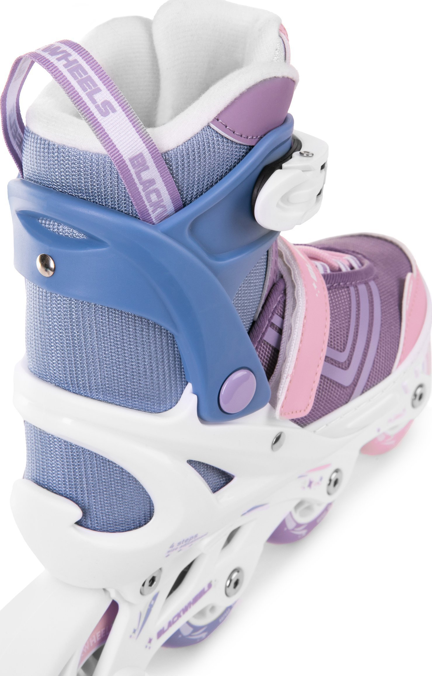 Nahaufnahme von rosa und lila Rollschuh. Weiße, blaue und lila Details. Blackwheels Logo.