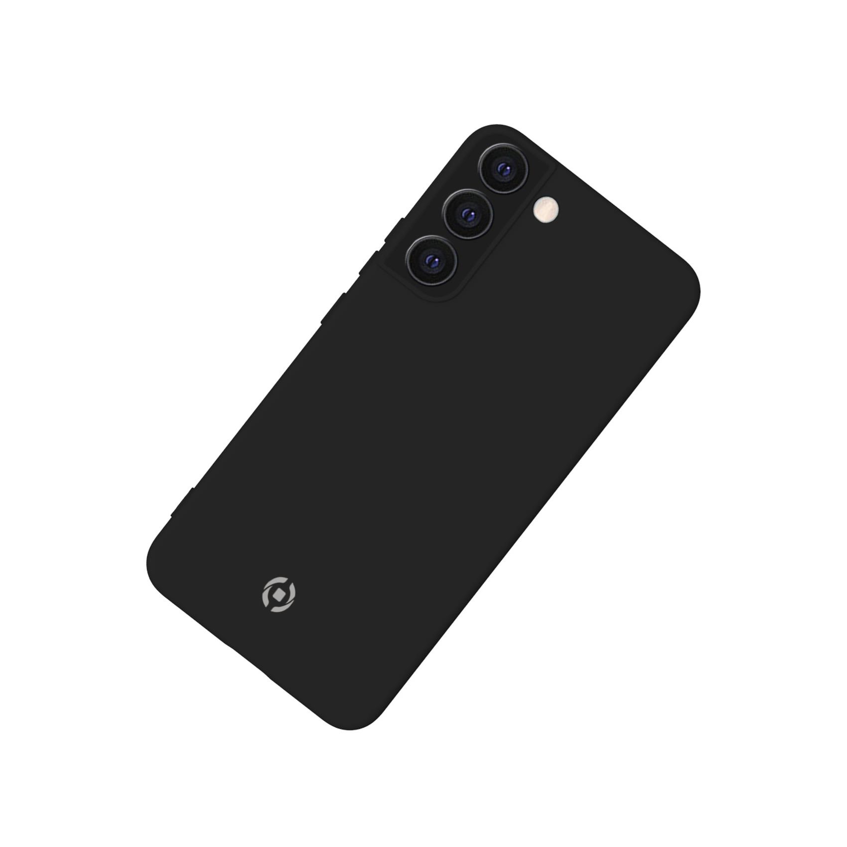 Telefono nero con tre fotocamere posteriori in una custodia nera. La custodia ha un logo in basso.