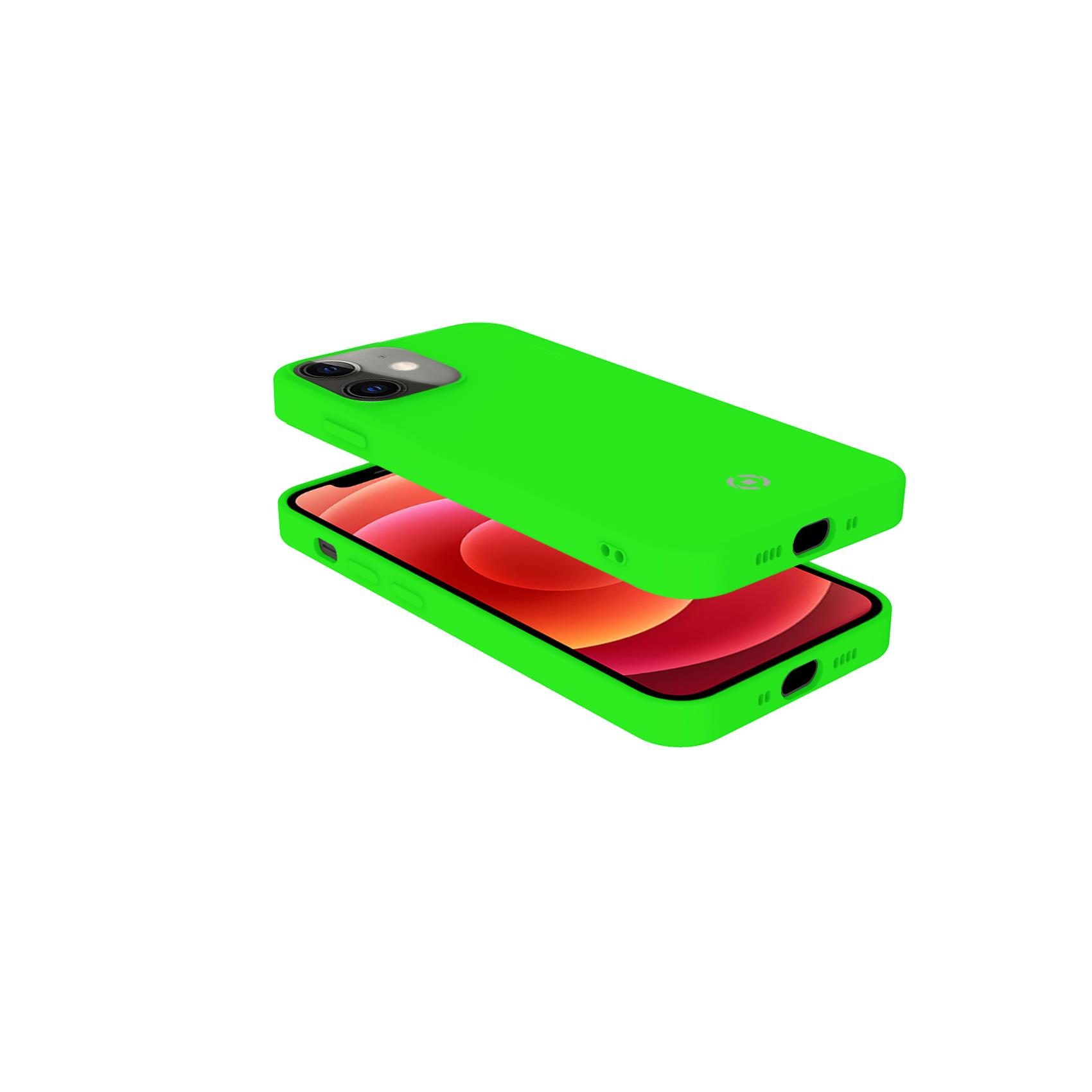 Custodia verde per telefono con telefono all'interno. Il telefono è su una superficie bianca.