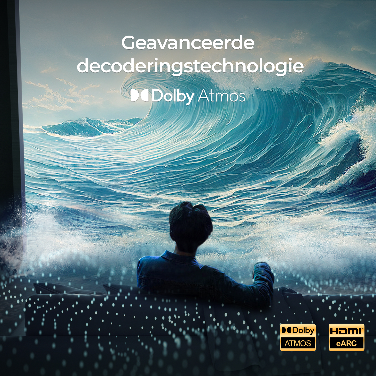 Personne regardant un grand écran avec une vague. Logos Dolby Atmos et HDMI eARC.