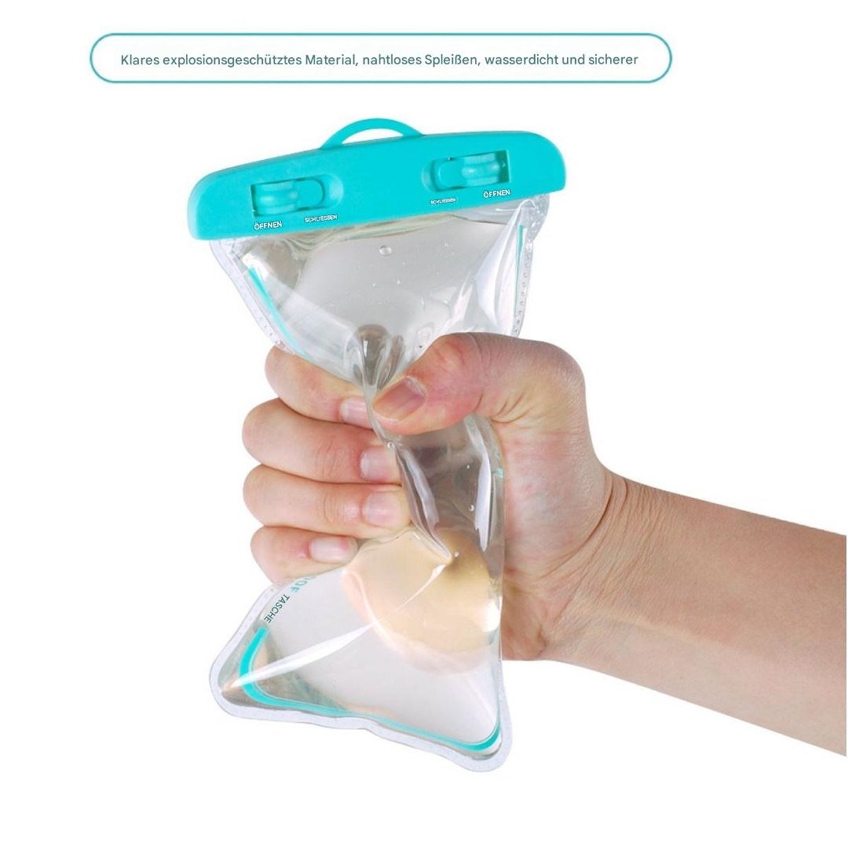 Eine Hand, die einen wasserdichten Handybeutel hält. Der Beutel ist durchsichtig.