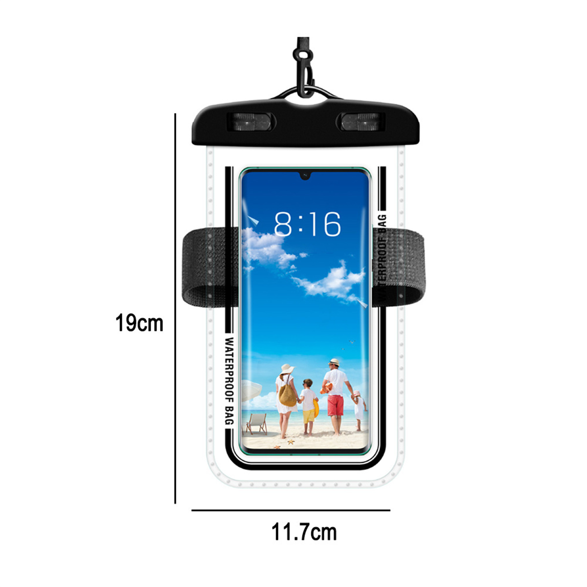 Wasserdichte Handyhülle mit einem Telefon darin. Das Telefon zeigt eine Familie am Strand. Weißer Hintergrund.