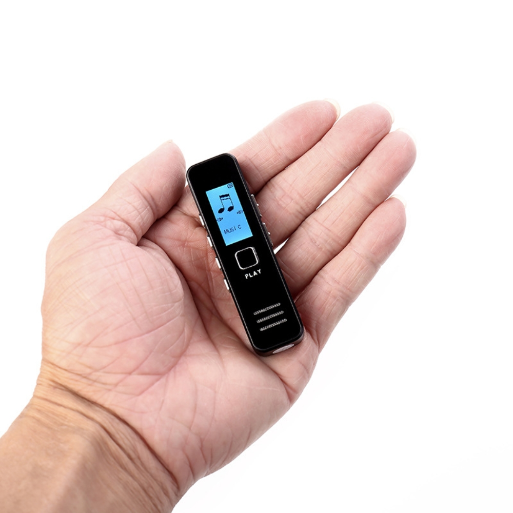 Hand hält schwarzen Audiorecorder mit Bildschirm, der Noten und 'PLAY' zeigt, auf Weiß.