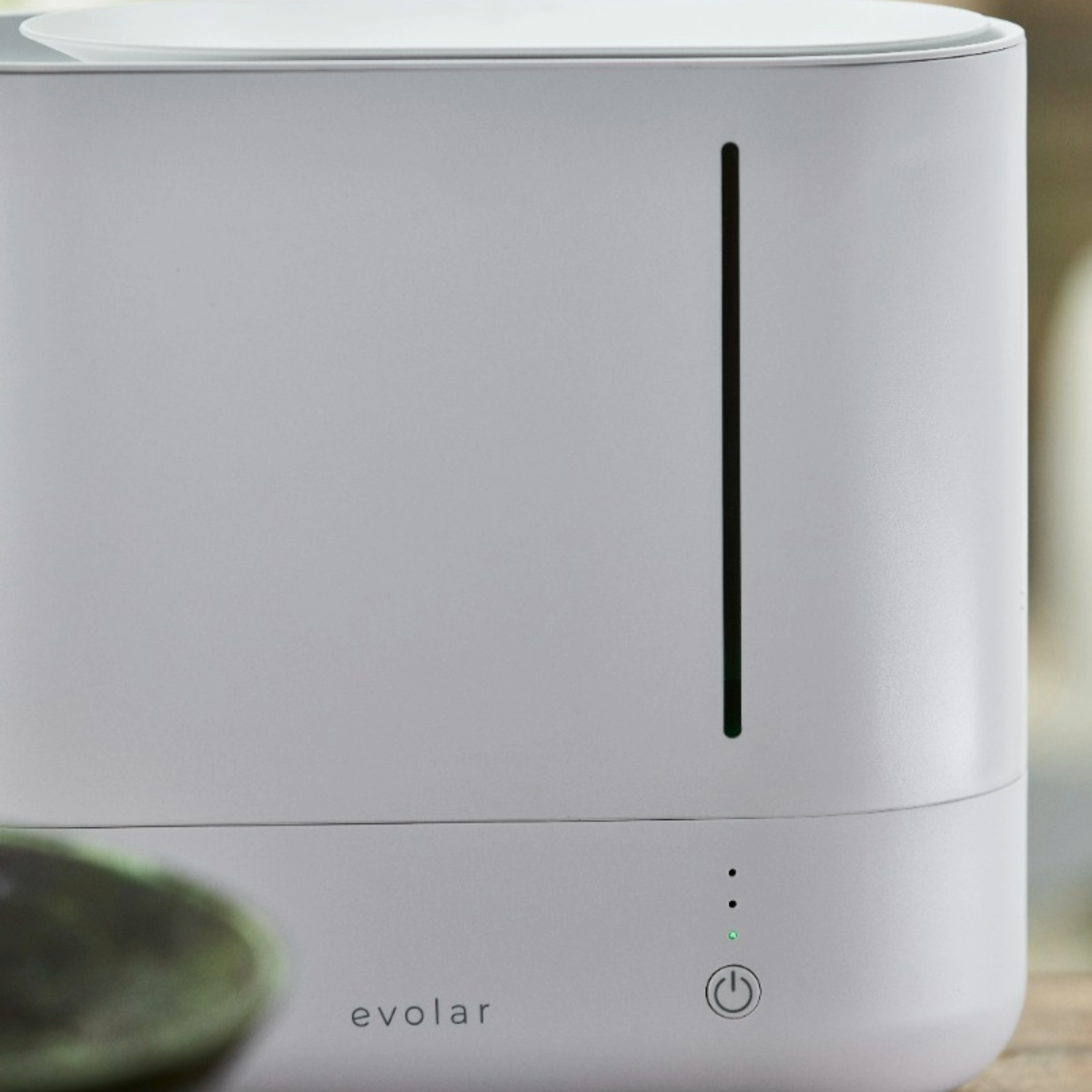 Umidificatore bianco con pulsante di accensione e spie. Logo evolar.