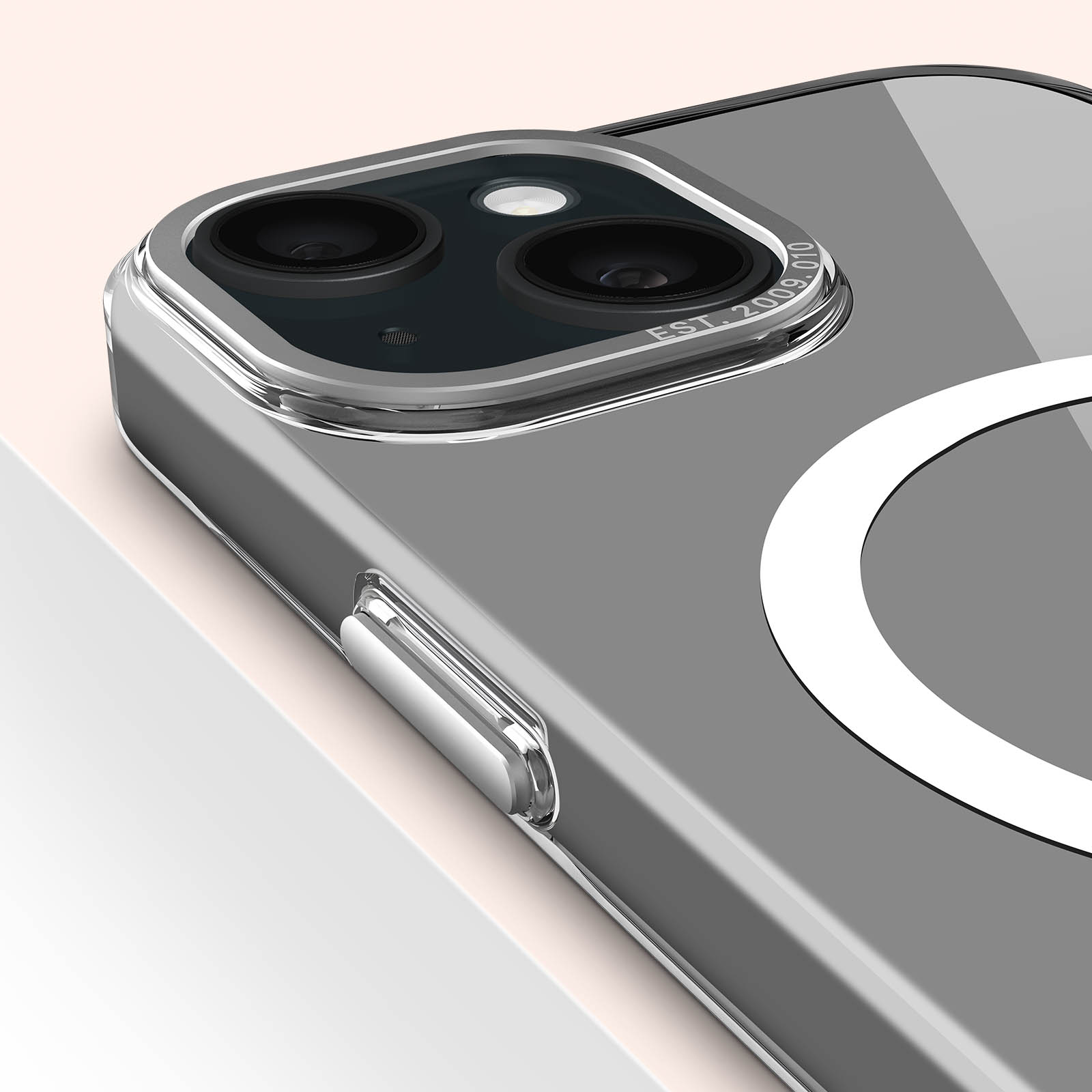 Nahaufnahme eines iPhones mit einer transparenten Hülle. Die Hülle hat einen weißen Kreis und einen Kameraausschnitt.