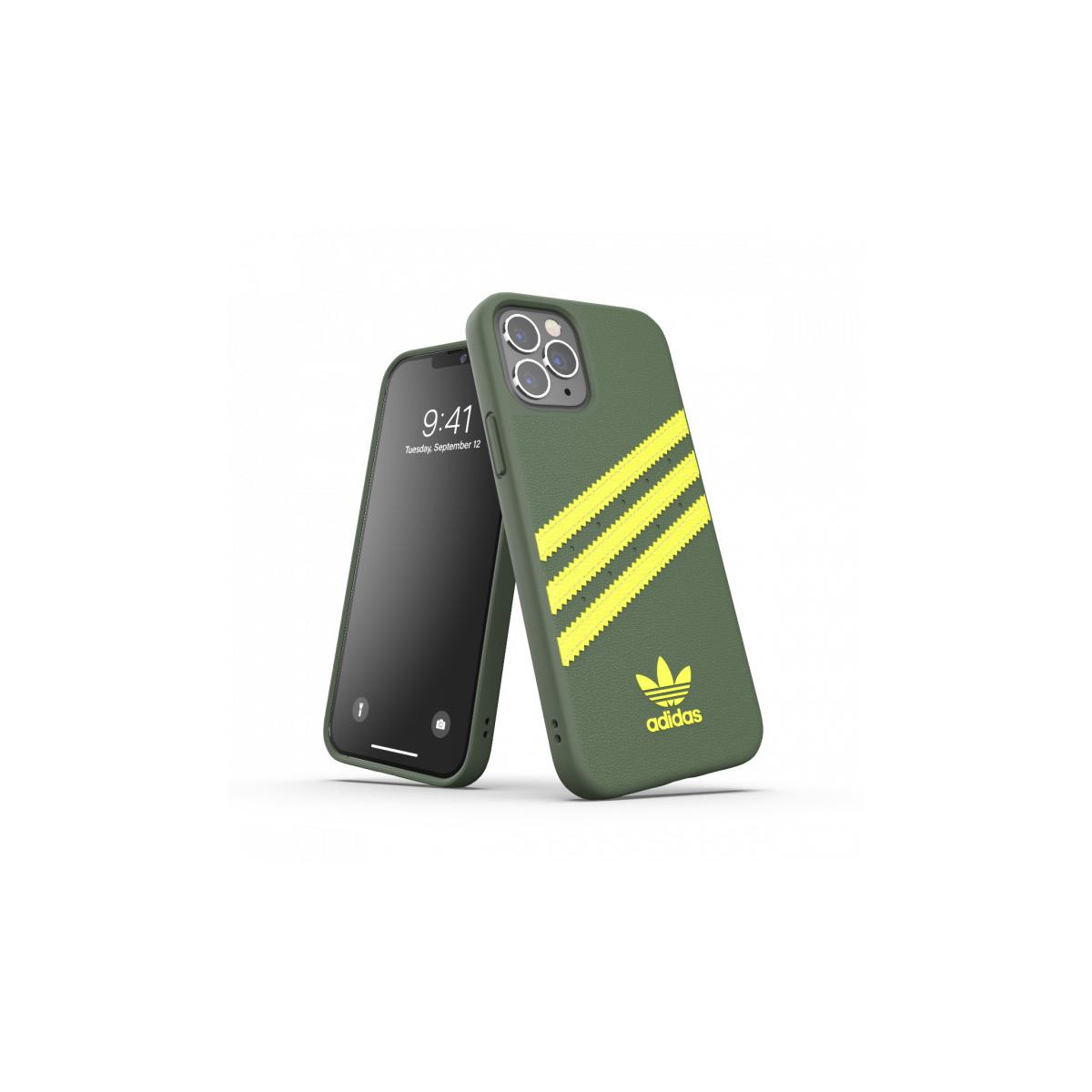 Custodia per telefono Adidas, verde con strisce e logo gialli. iPhone su superficie bianca.