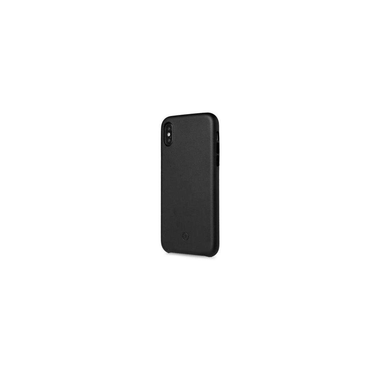 Una custodia nera per telefono con un ritaglio per la fotocamera. Su sfondo bianco.