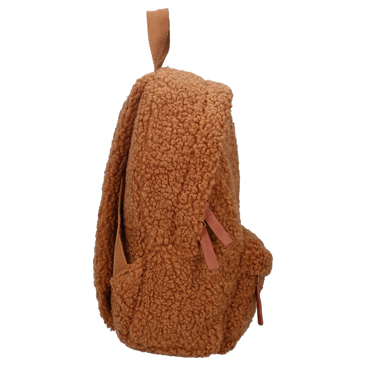 Ein brauner Teddybär-Rucksack mit einer kleinen Seitentasche und einem Riemen. Er befindet sich auf weißem Hintergrund.