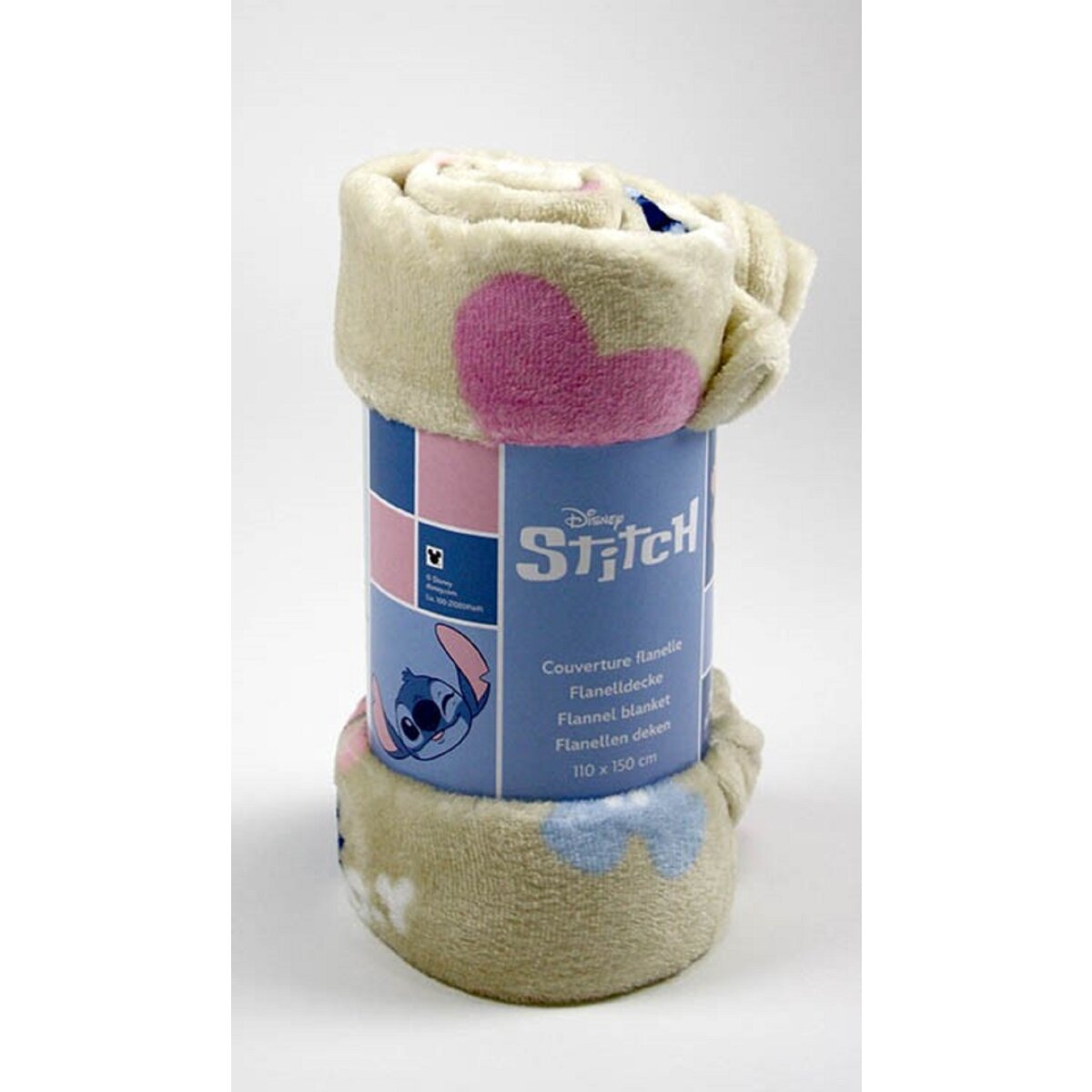 Gerollte blaue und weiße Stitch-Decke mit blauem und weißem Stitch-Etikett.