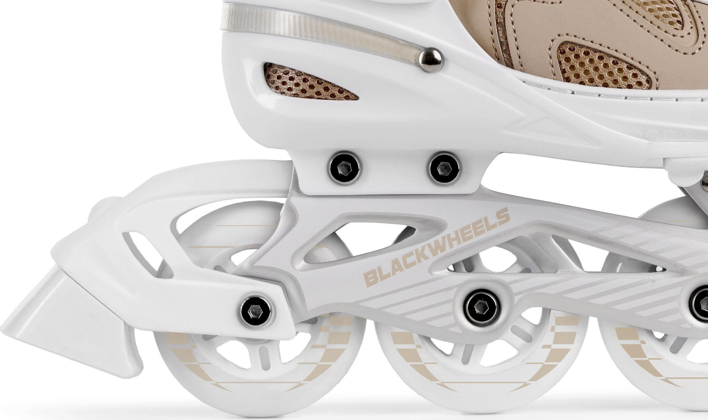 Primer plano de un patín blanco con texto BlackWheels. Ruedas blancas y soporte metálico.