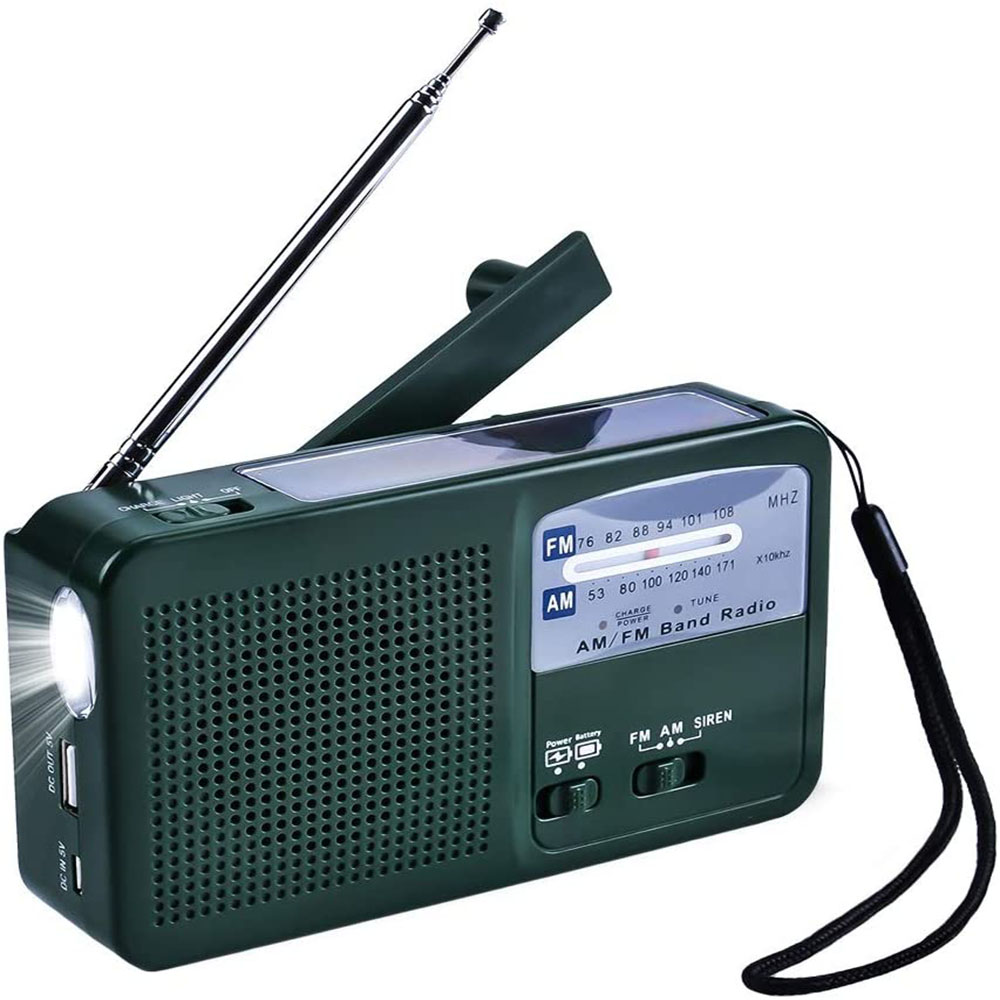 Grünes und schwarzes Radio mit Antenne, Licht an, auf weißem Hintergrund.