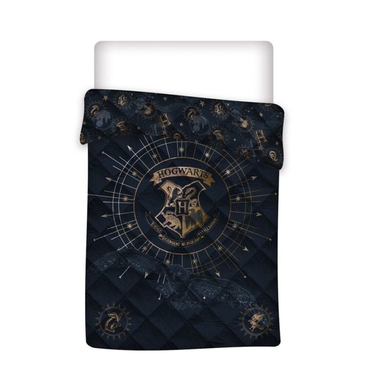 Bettdecke im Hogwarts-Stil auf einem weißen Bett. Dunkelblau mit goldenen Akzenten und dem Hogwarts-Wappen.