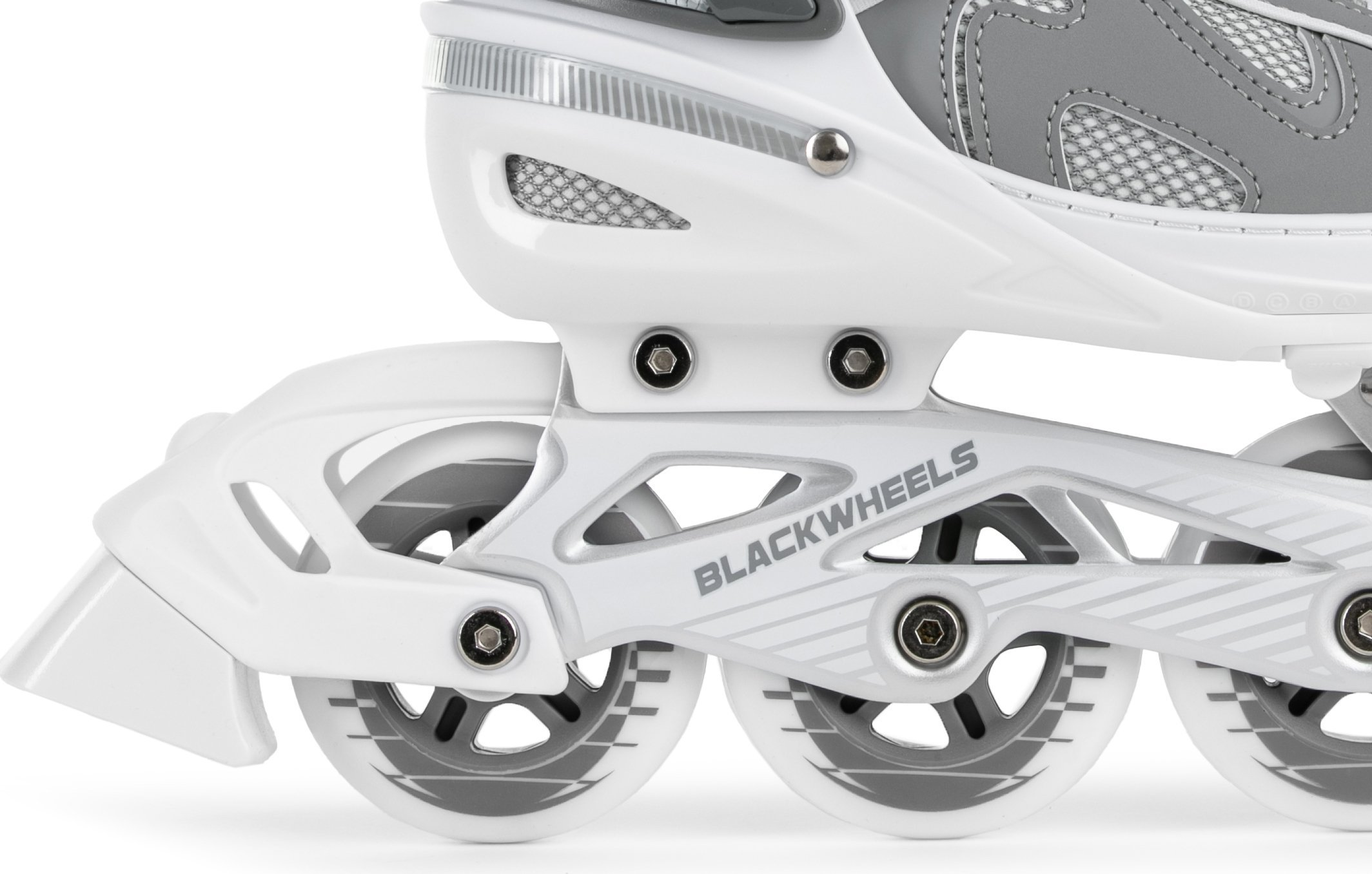 Nahaufnahme eines weiß-grauen Inline-Skates mit dem Text 'BLACKWHEELS' und grauen Rollen.