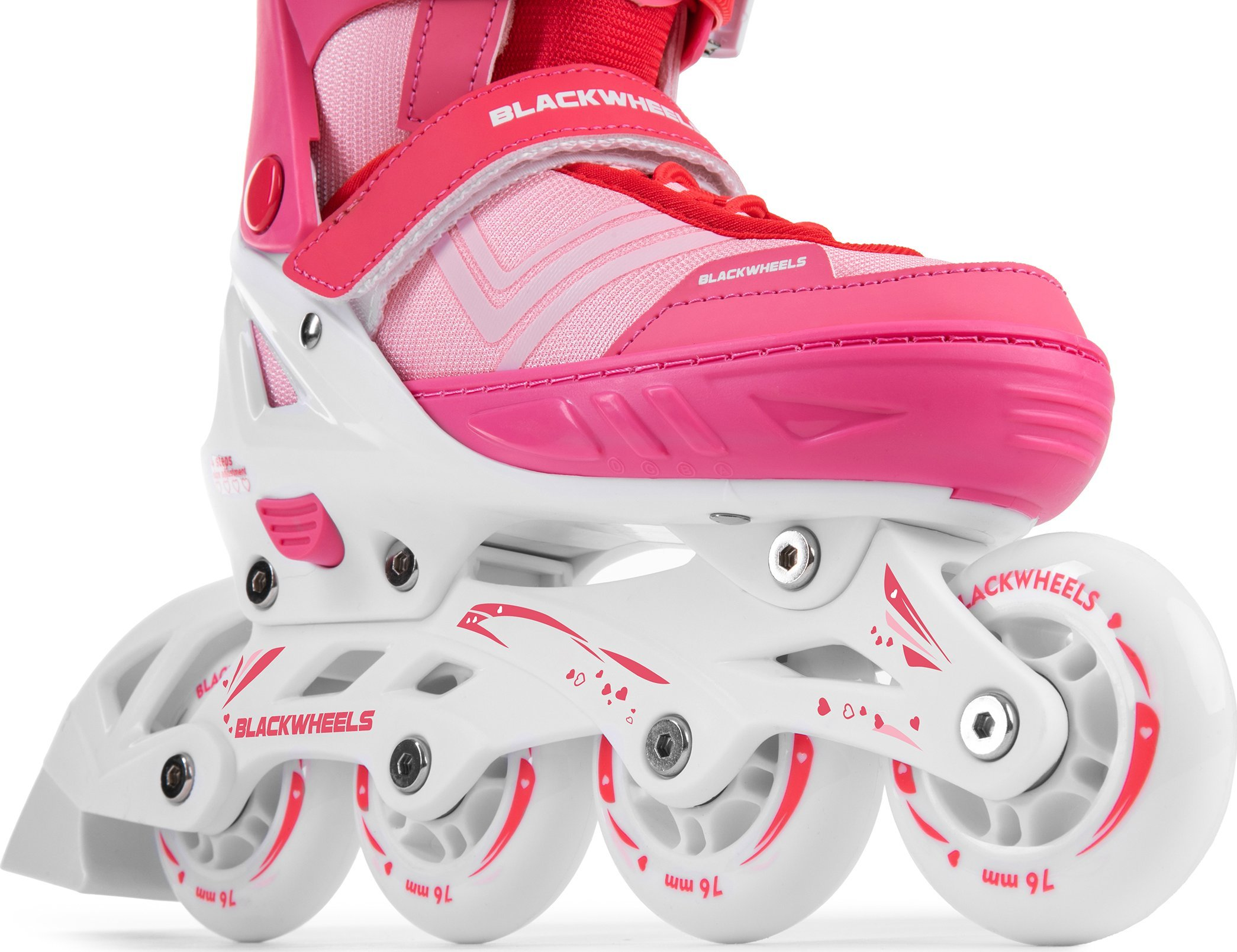 Patines en línea rosas y blancos con detalles rojos. Ruedas blancas, bota rosa y blanca. Fondo blanco.