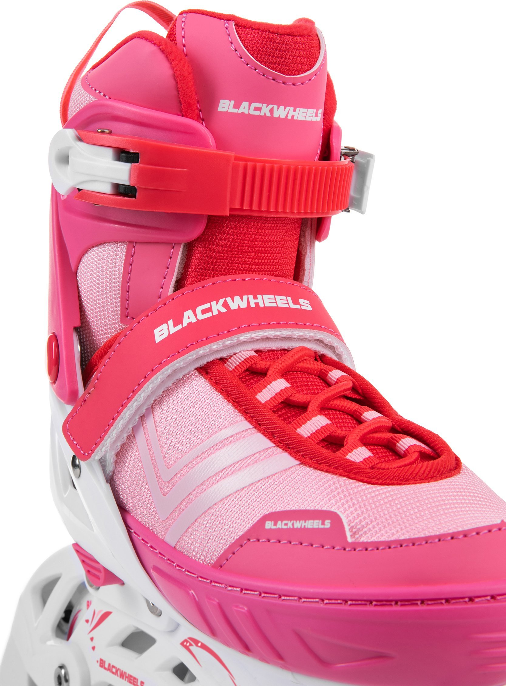 Primer plano de patines rosas y blancos. El zapato tiene la marca Blackwheels.
