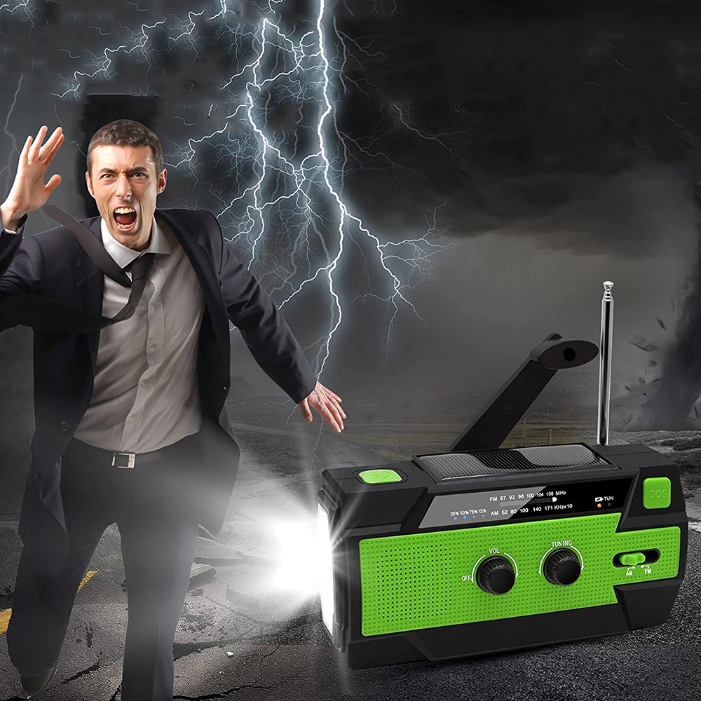 Ein Mann im Anzug rennt vor einem Sturm davon. Ein grün-schwarzes Radio liegt auf dem Boden.