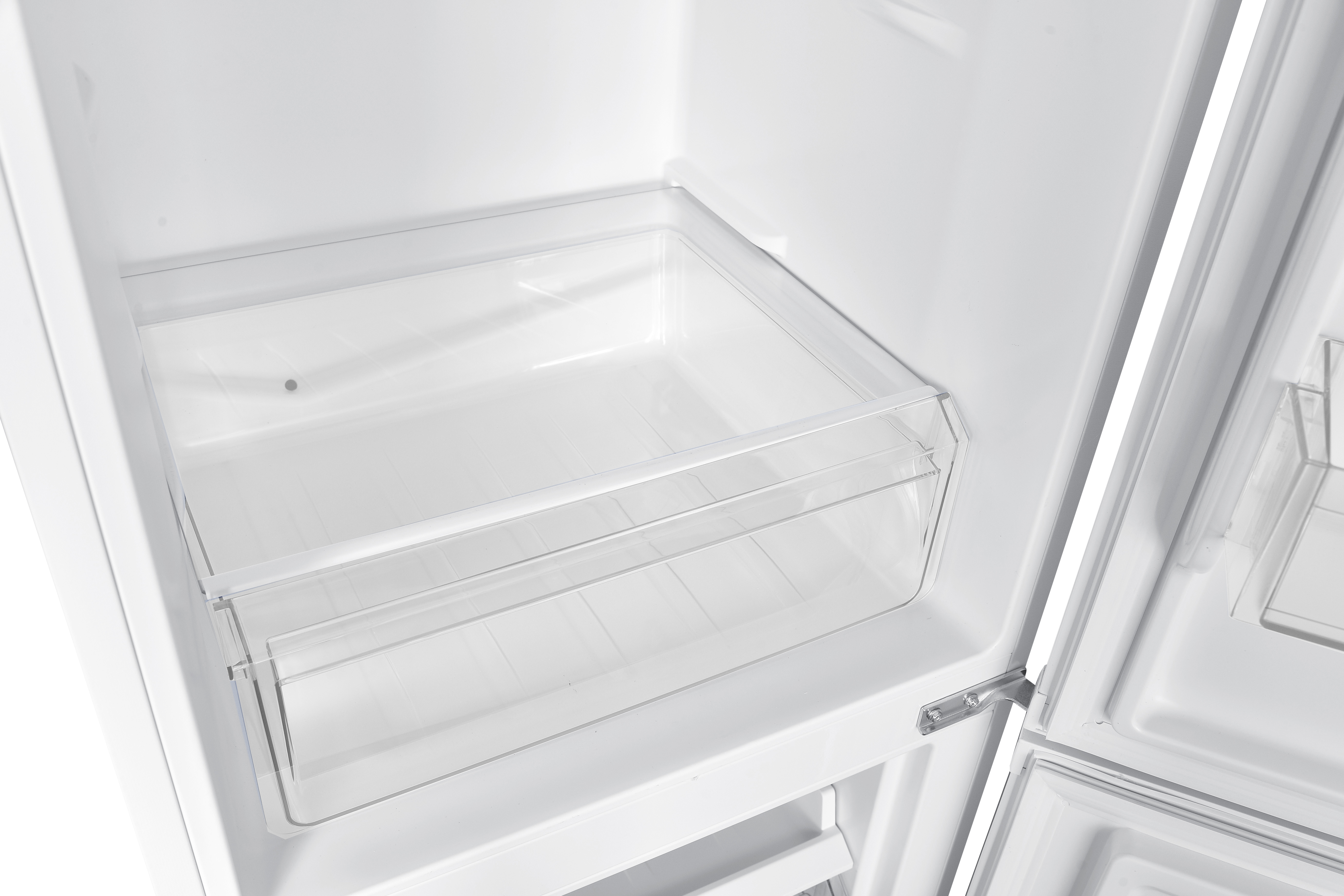 Weißer Kühlschrankinnenraum. Eine transparente Schublade ist sichtbar. Die Tür ist offen.