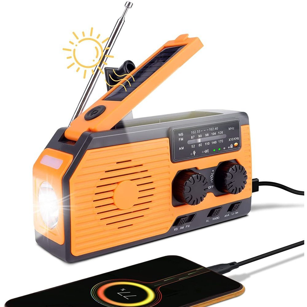 Orange-graues Notfunkgerät, das ein Telefon auflädt. Es hat ein Solarpanel, eine Taschenlampe und eine Antenne.