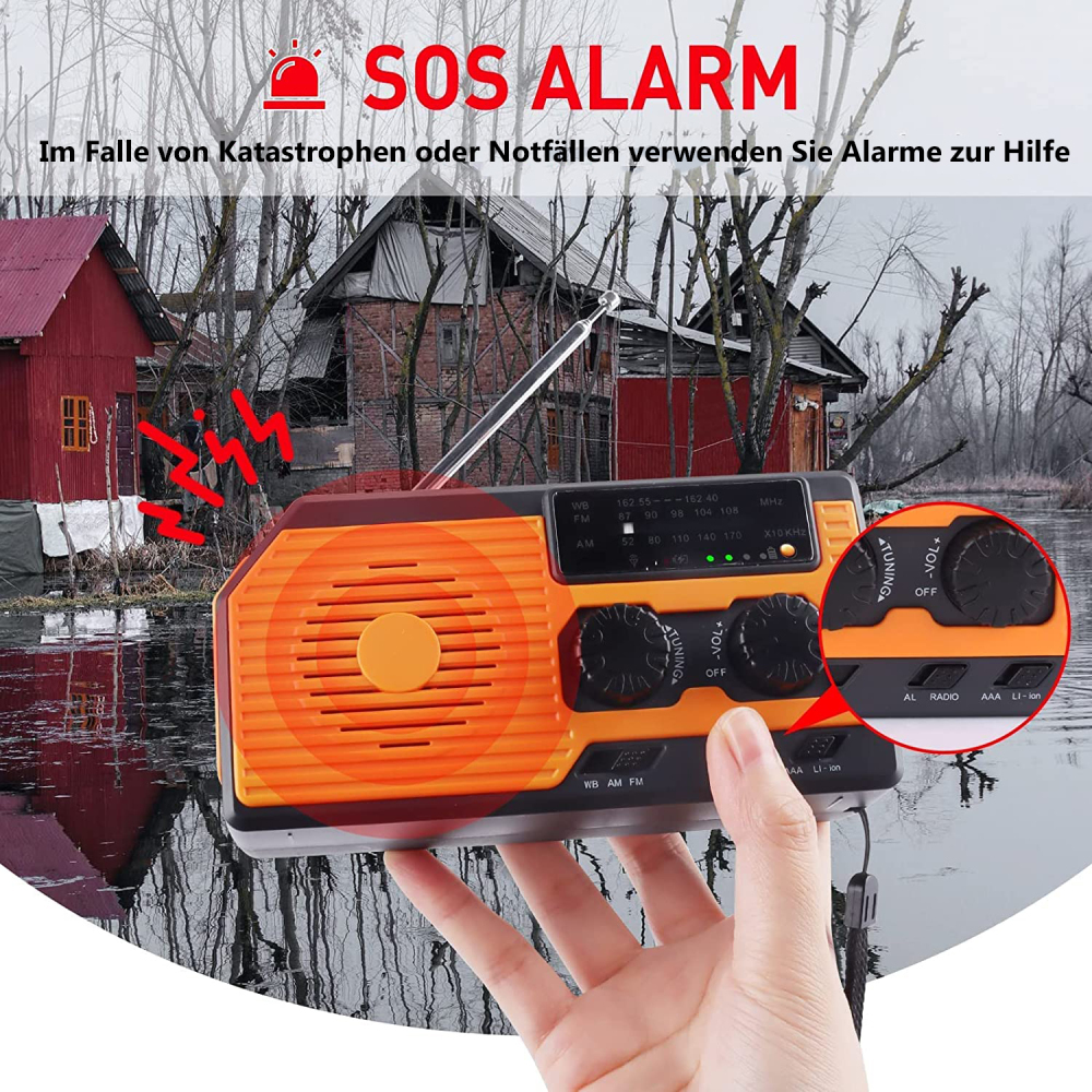 Orangenes und schwarzes Radio mit SOS-Alarmfunktion. Eine Hand hält das Radio. Hintergrund mit überfluteten Häusern.