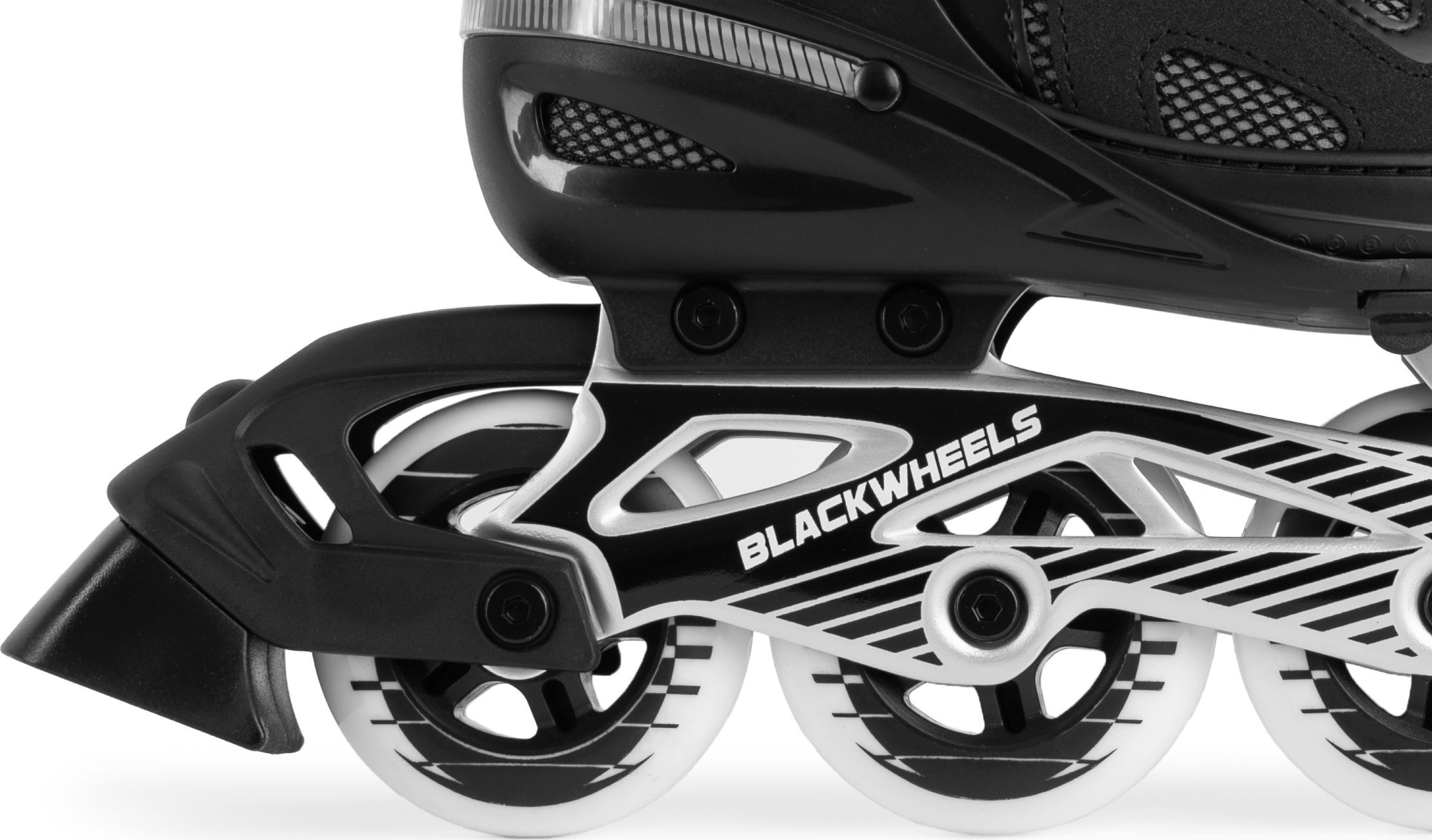 Nahaufnahme von schwarz-weißen Inline-Skate-Rollen und Rahmen. BlackWheels-Branding.