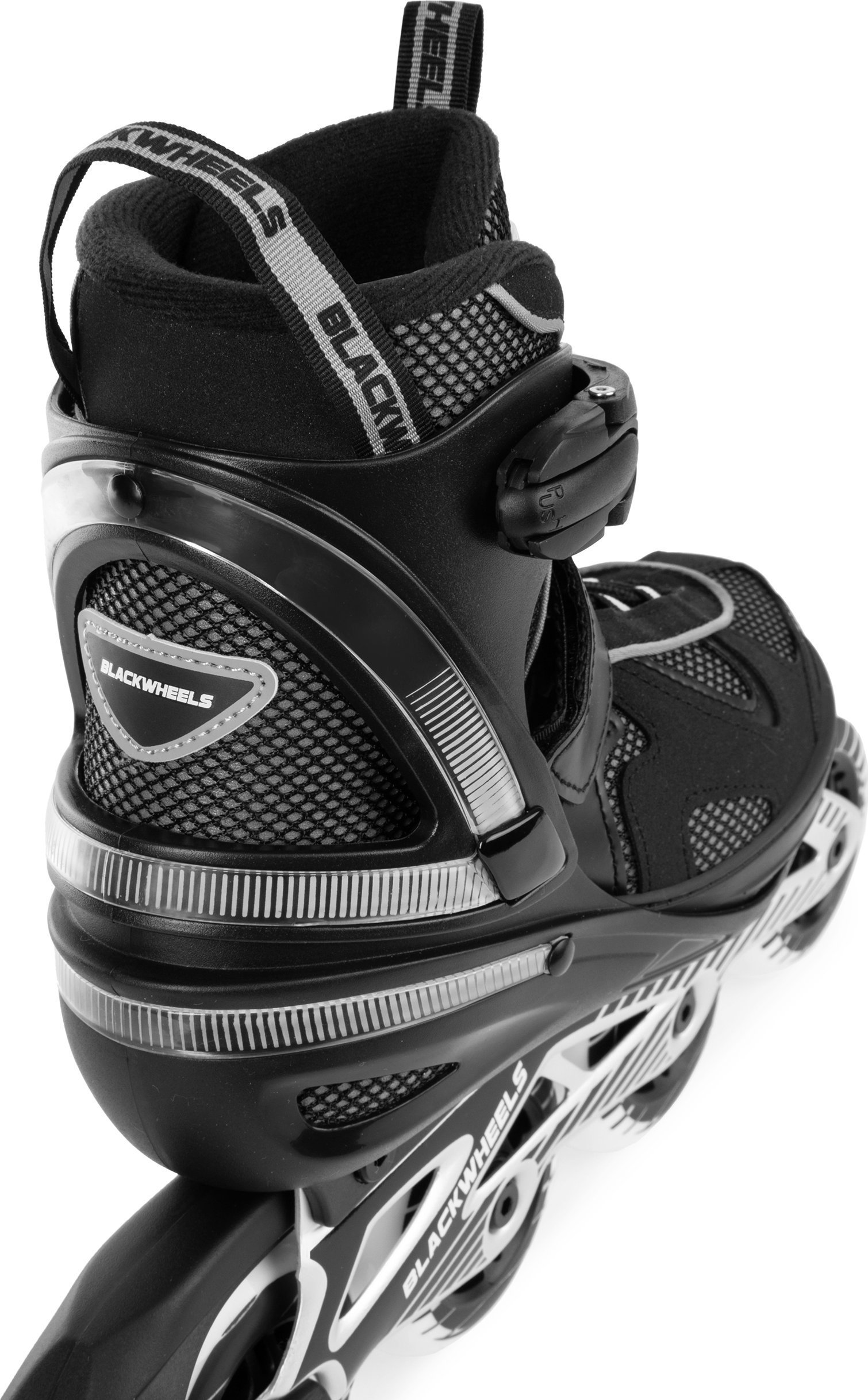 Nahaufnahme eines schwarzen Inline-Skates, der den Schuh und das BlackWheels-Branding zeigt.