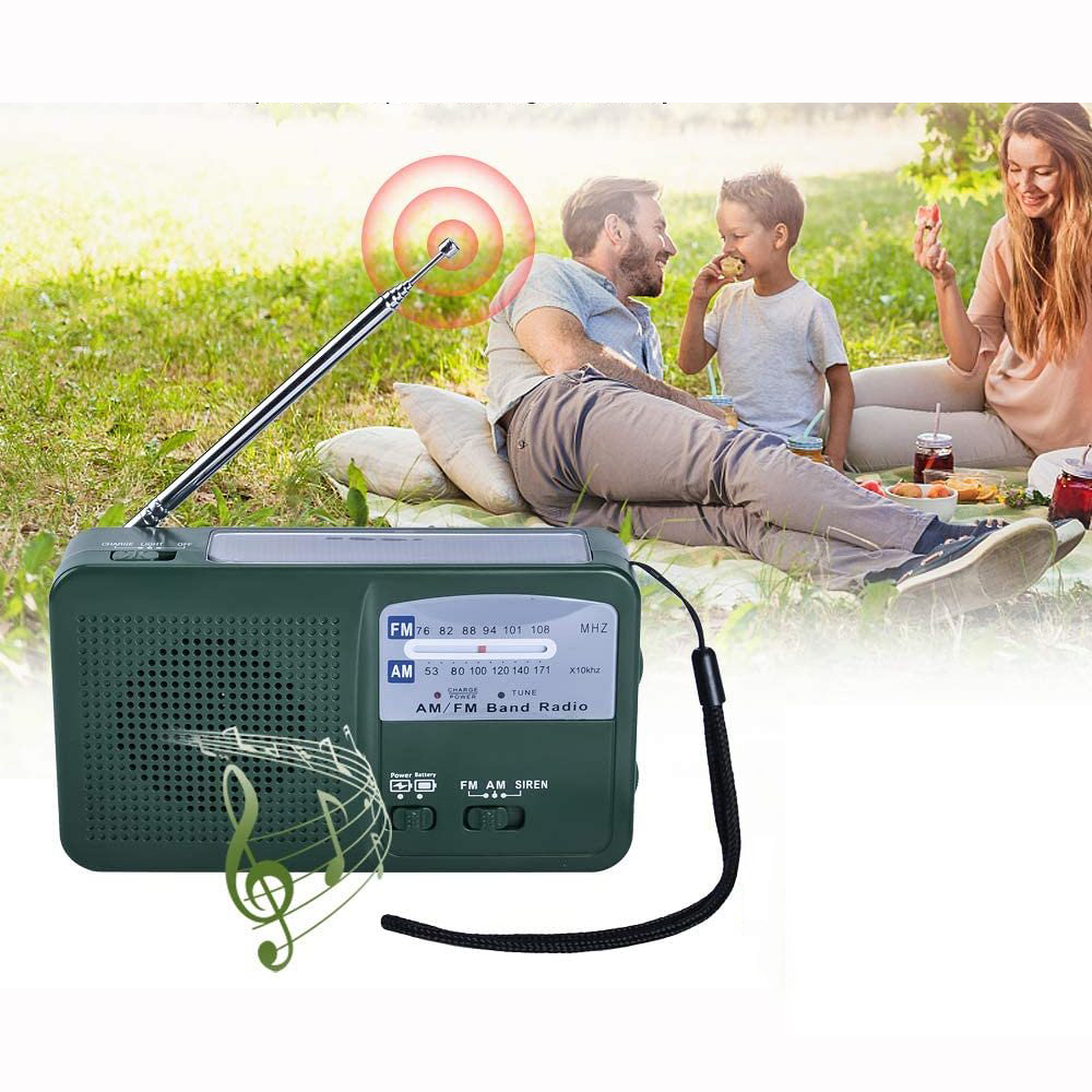 Grünes Radio spielt Musik in einer Parkszene. Menschen genießen Essen und Getränke.
