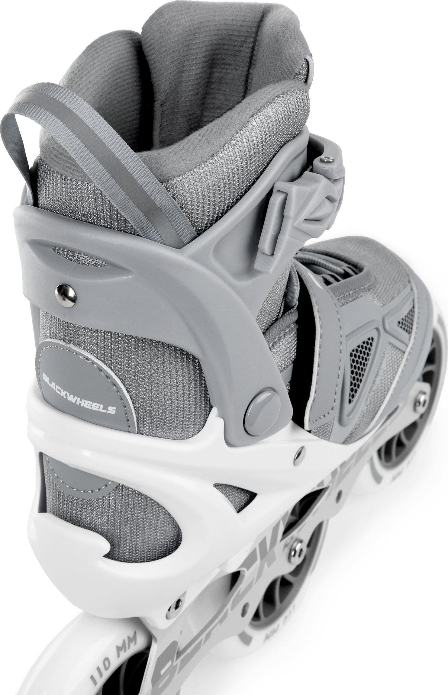 Ein weiß-grauer Inline-Skate. Blackwheels-Branding ist auf den Rädern sichtbar. Der Skate ist angewinkelt.