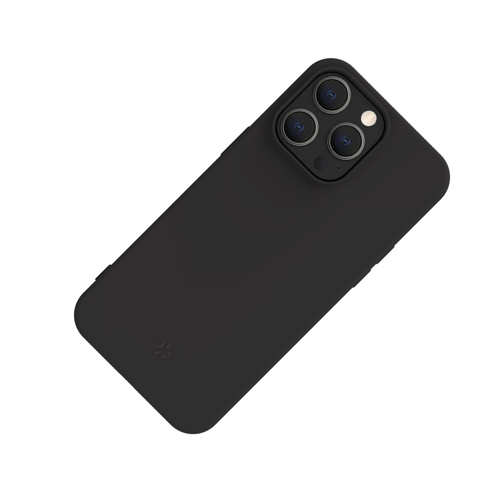 Custodia nera su un telefono. La custodia ha tre fori per la fotocamera.