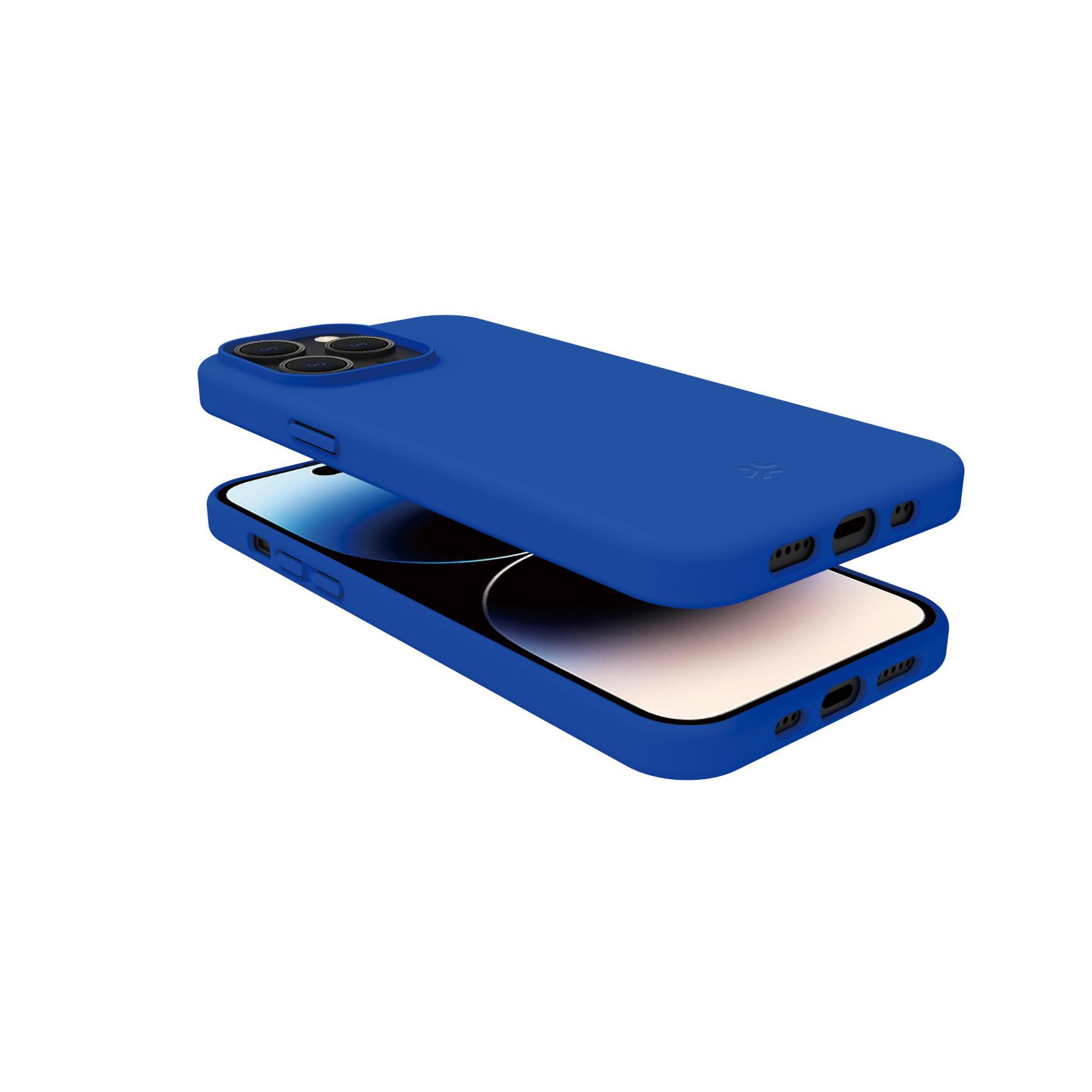Custodia blu per telefono su un telefono. Telefono e custodia leggermente sfalsati.