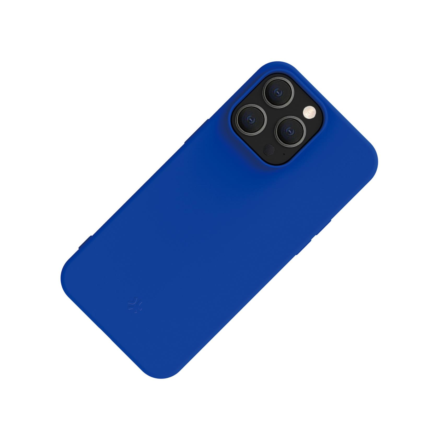 Custodia blu per telefono su sfondo bianco. Ha un'ammaccatura della fotocamera con tre lenti.