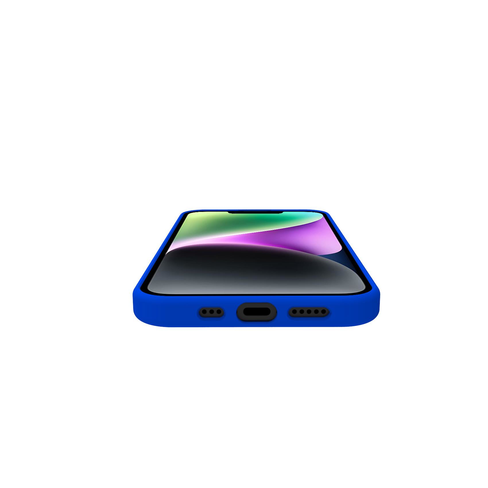 Telefono blu in custodia, schermo acceso, su superficie bianca.