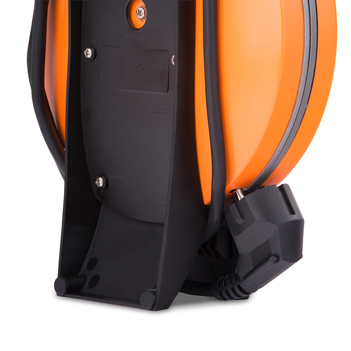 Pomarańczowo-czarna szpula kabla ładującego z czarną wtyczką i czarnym stojakiem.