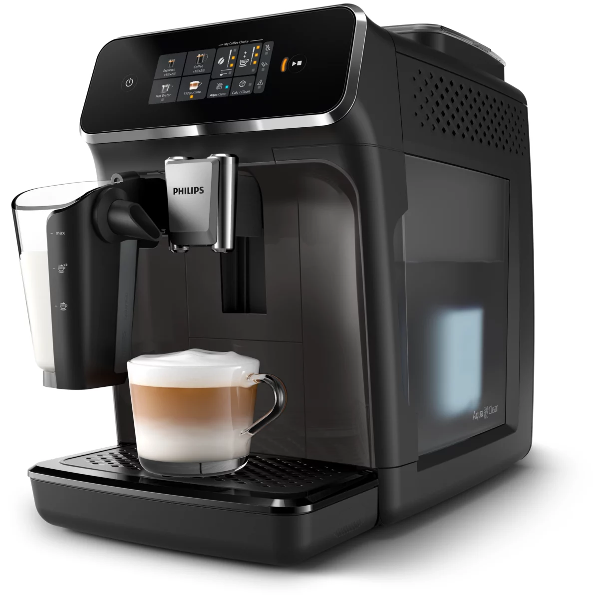 Schwarze Kaffeemaschine mit einem Glas Latte. Milchbehälter links. Weißer Hintergrund.