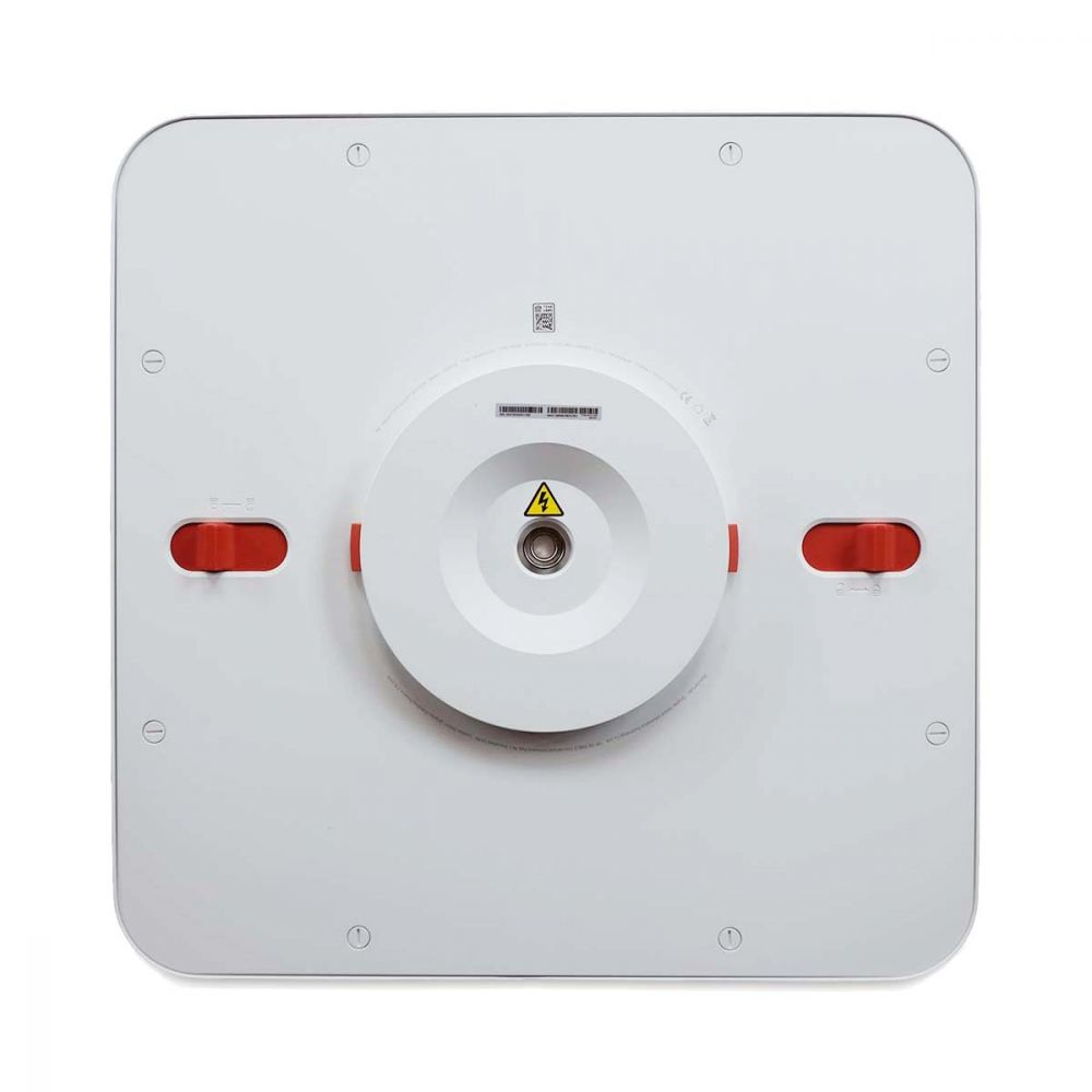 Appareil carré blanc avec des boutons rouges. Cercle central avec un symbole d'éclair en haut.