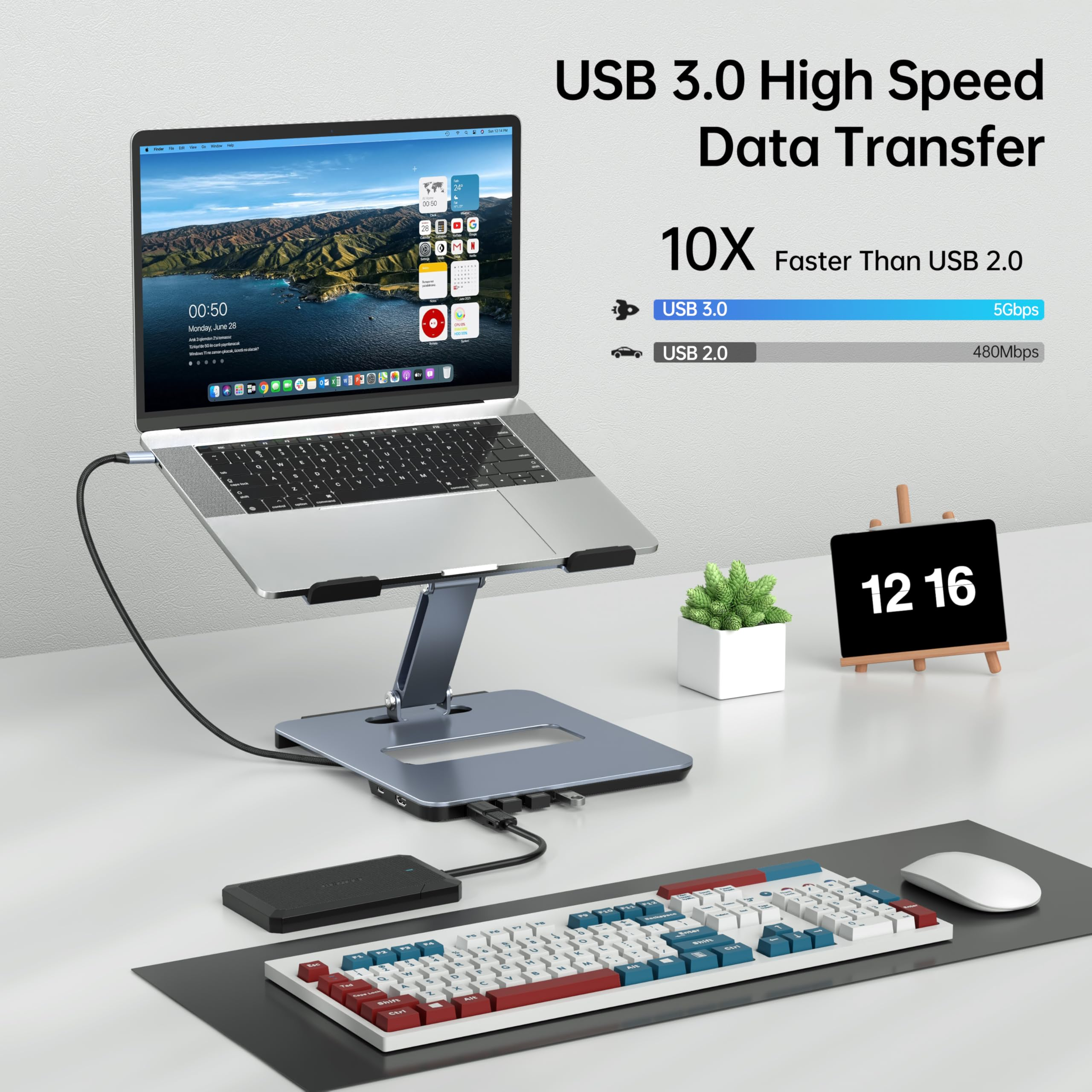 Laptop auf einem Ständer mit Tastatur, Maus und Pflanze. Der Laptop zeigt Desktop.