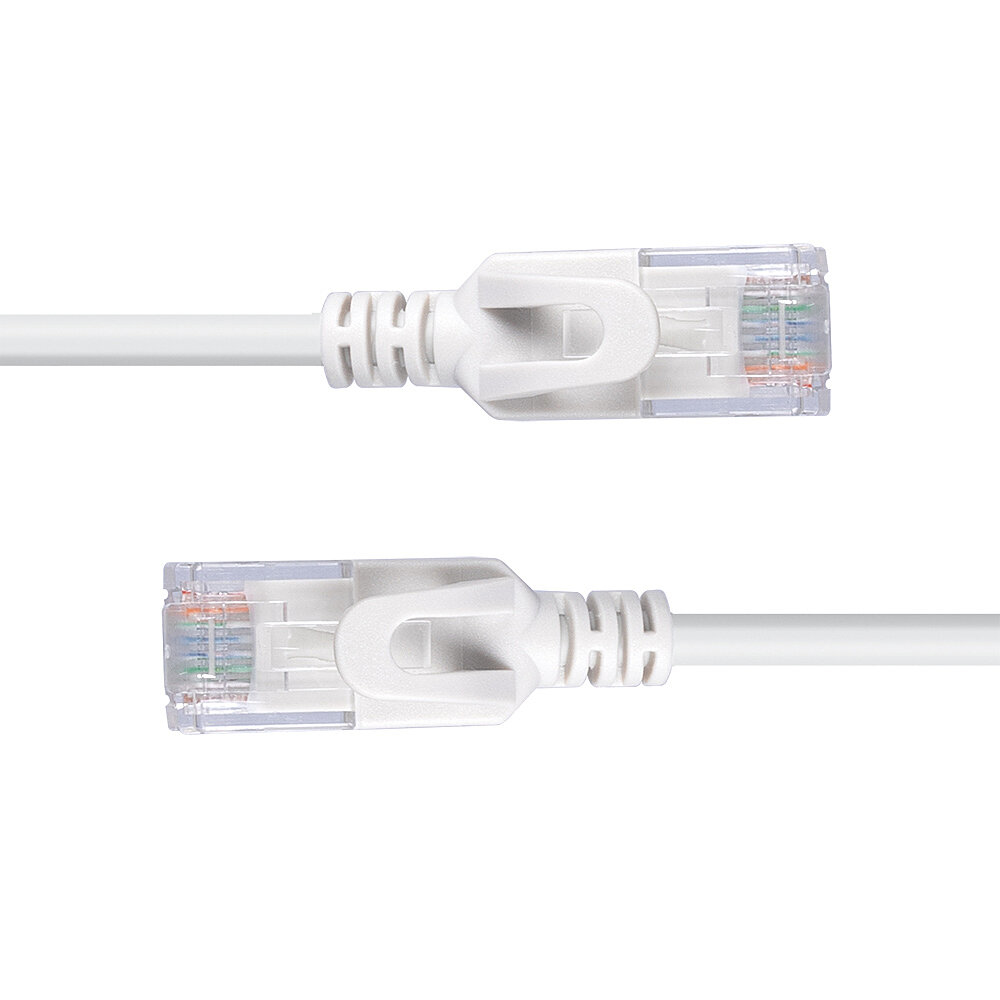 Deux connecteurs de câble Ethernet blancs. Les connecteurs ont du plastique transparent et un câblage coloré à l'intérieur.