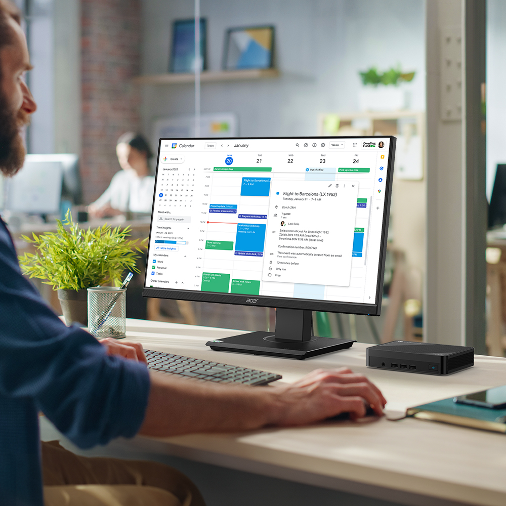 Mężczyzna pracuje na komputerze z kalendarzem na ekranie.