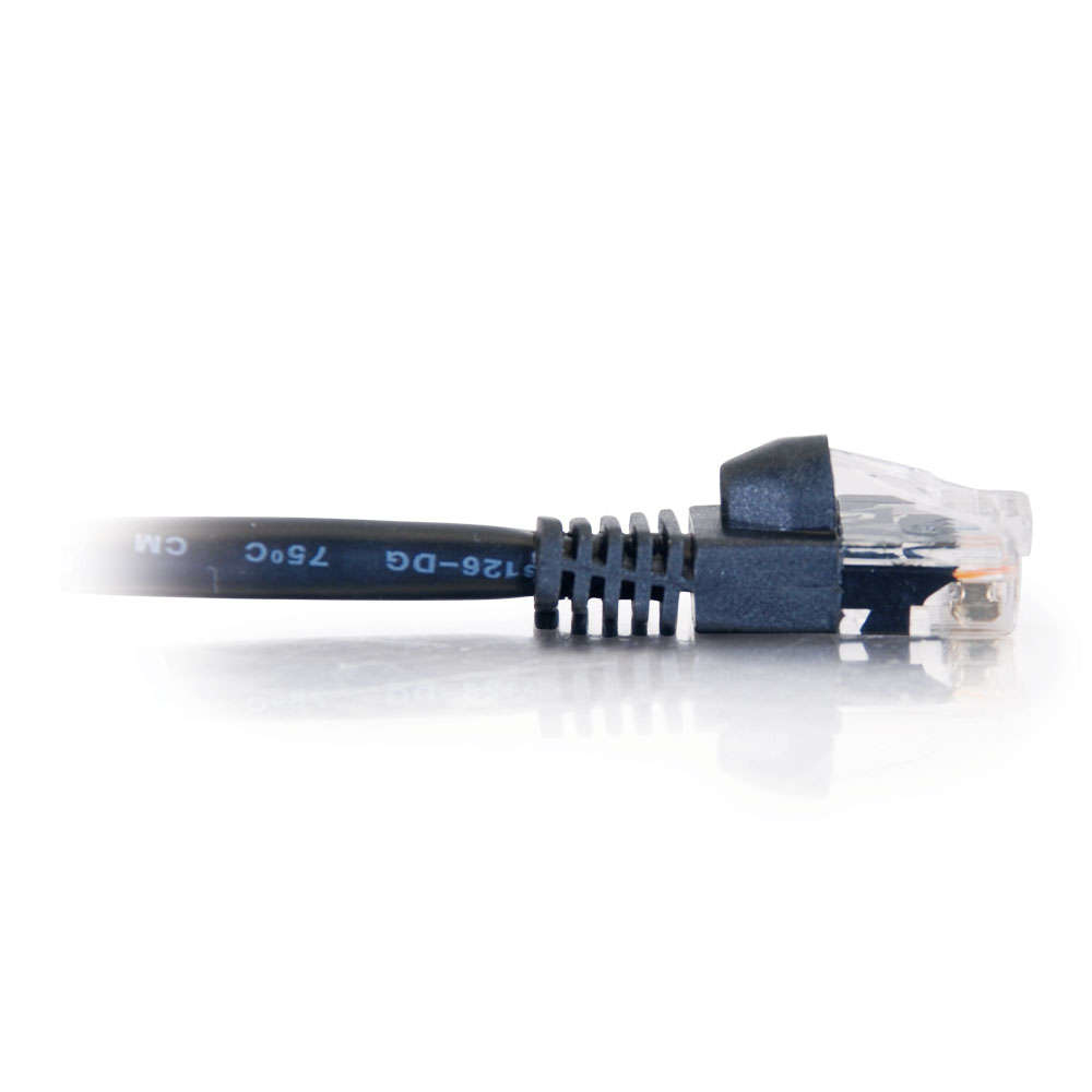 Primo piano di un cavo Ethernet con connettore nero.