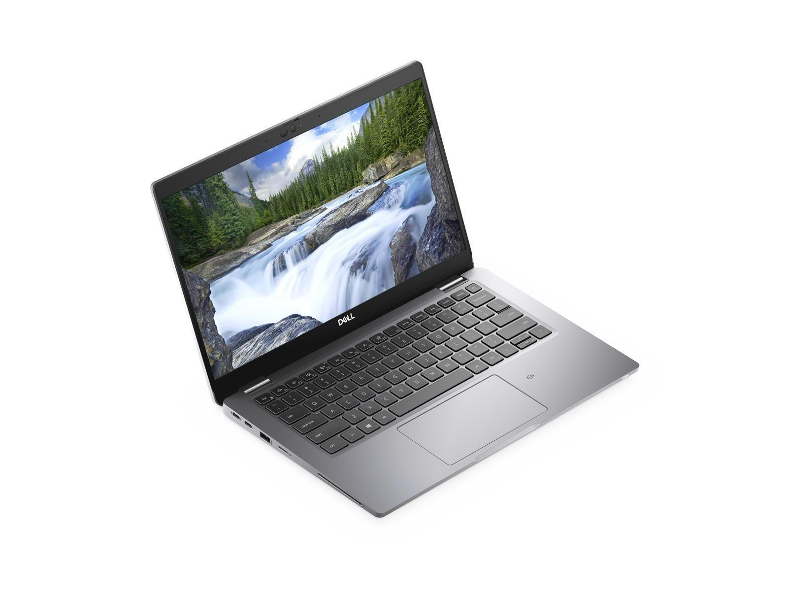 Silbernes Dell Laptop geöffnet. Bildschirm zeigt Wasserfall und Wald. Weißer Hintergrund.