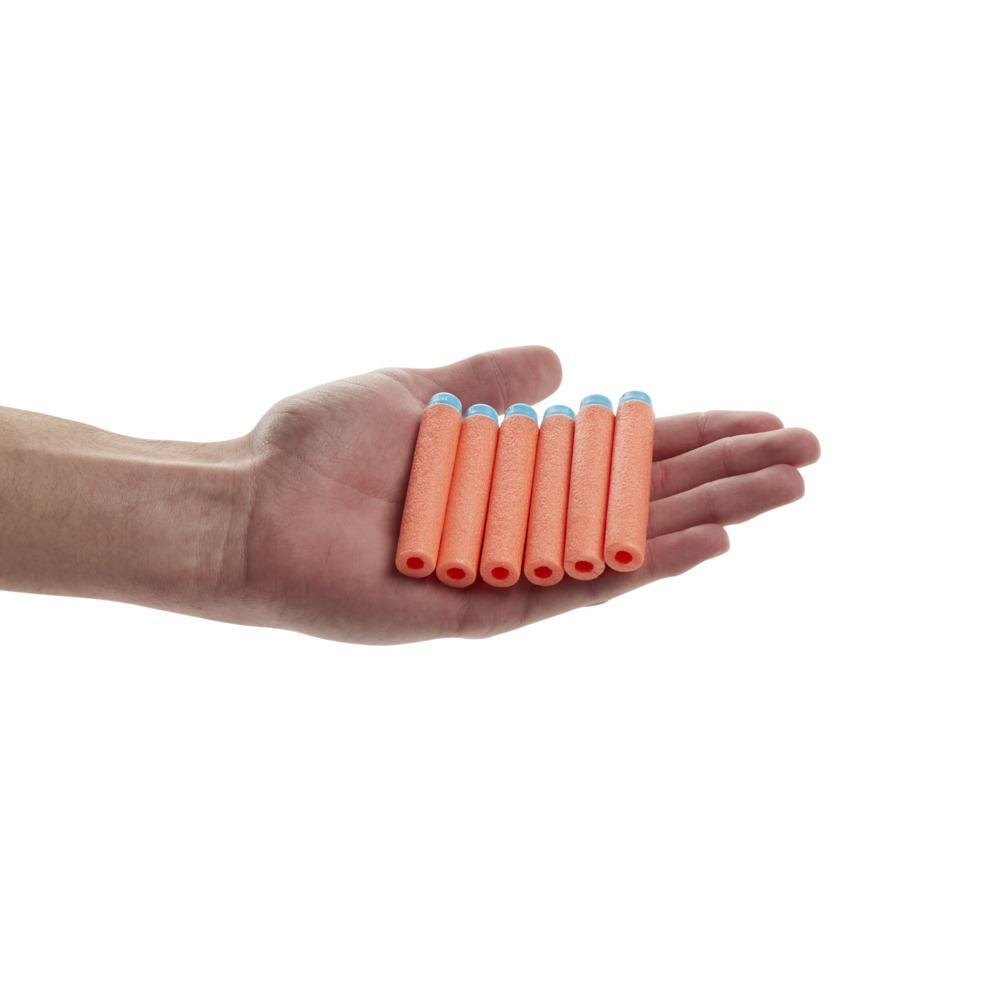 Dłoń trzymająca pomarańczowe i niebieskie strzałki z pianki do pistoletu zabawkowego.