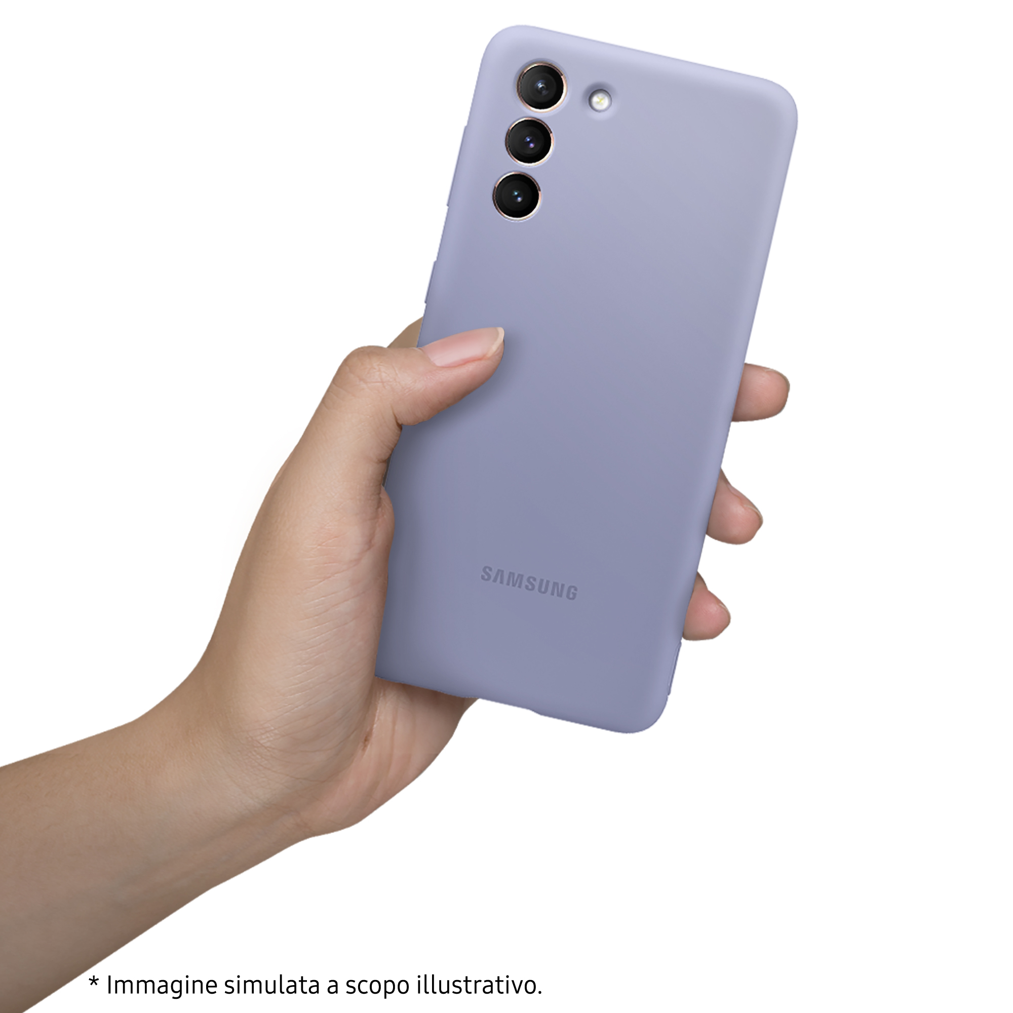 Mano sosteniendo funda de teléfono lila con logo Samsung sobre fondo blanco.