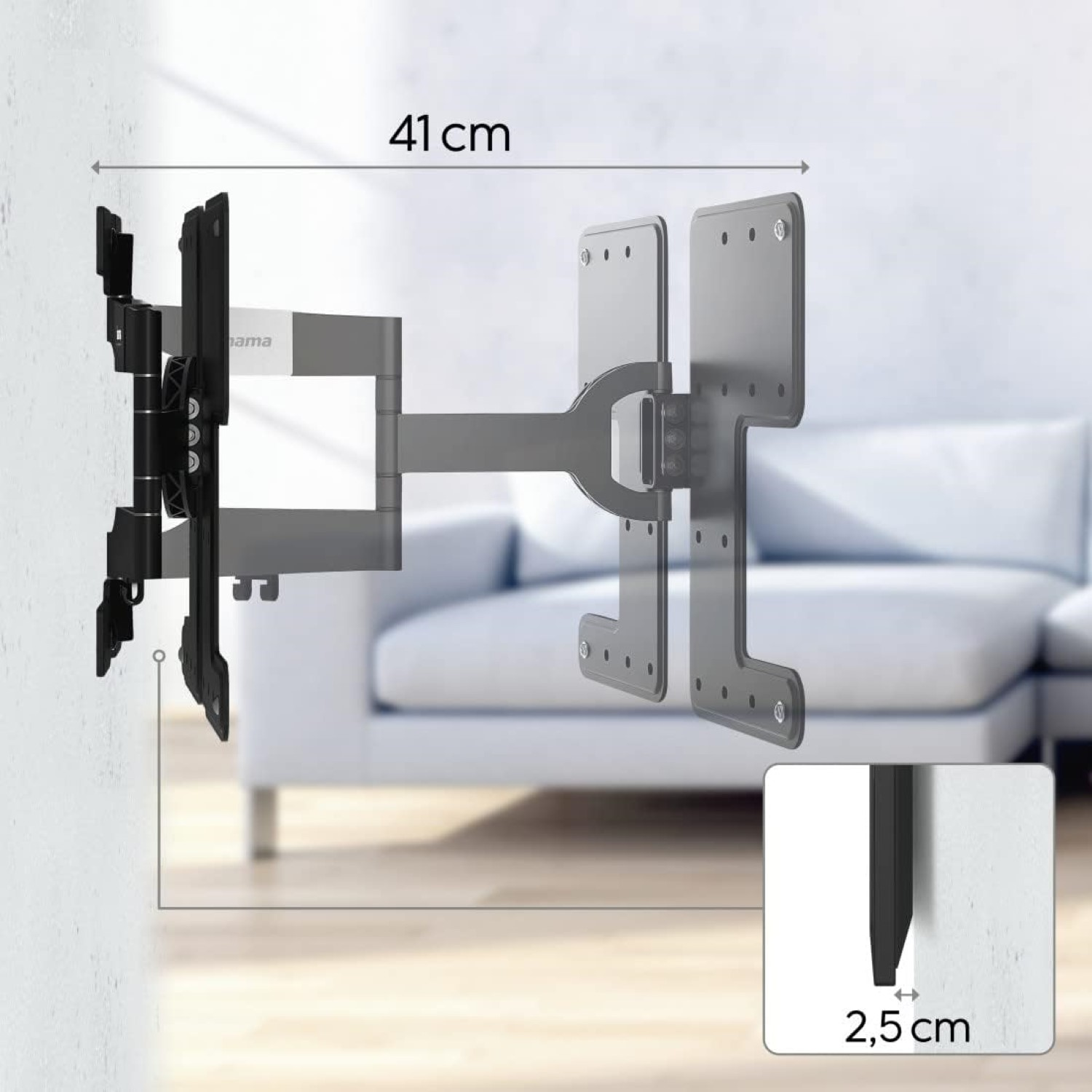 TV-Wandhalterung an einer Wand montiert. Die Halterung ist mit einem weißen Sofa verbunden.