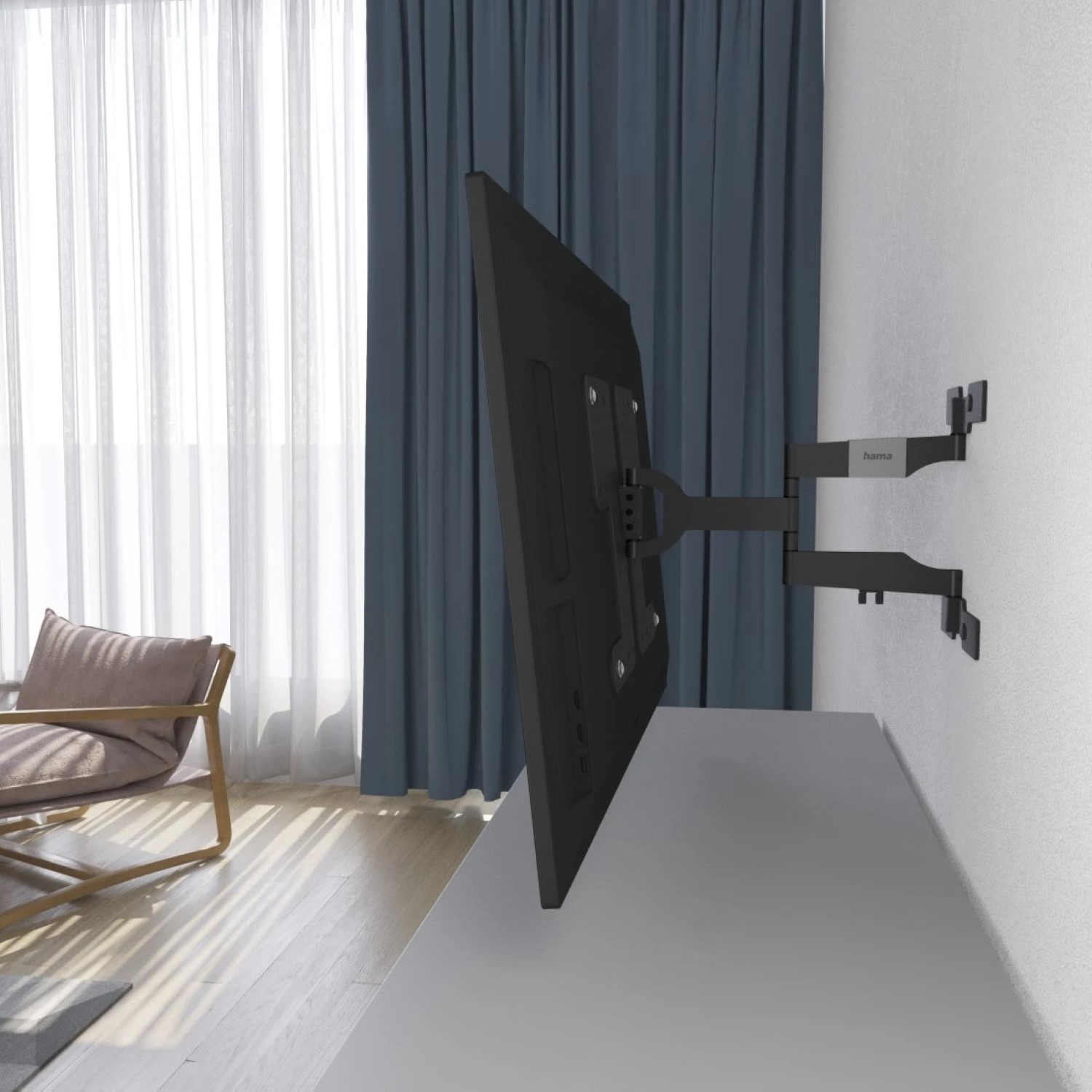 Ein schwarzer Fernseher an der Wand. Unter dem Fernseher befindet sich ein hellgrauer Schrank. Ein Stuhl, Vorhänge und ein Teppich sind sichtbar.